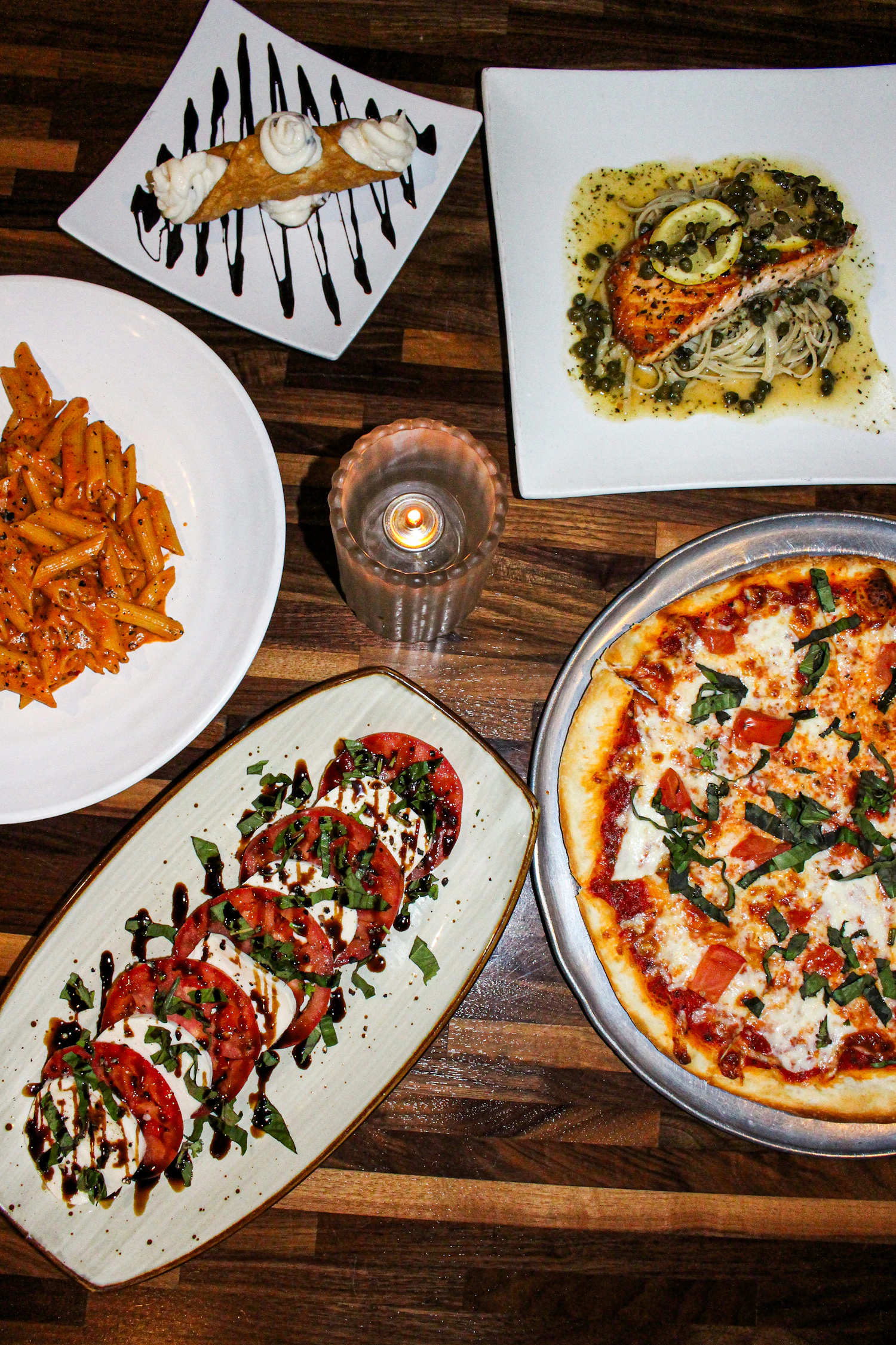 Italienische Gerichte mit Pizza, Pasta und Caprese auf einem Tisch