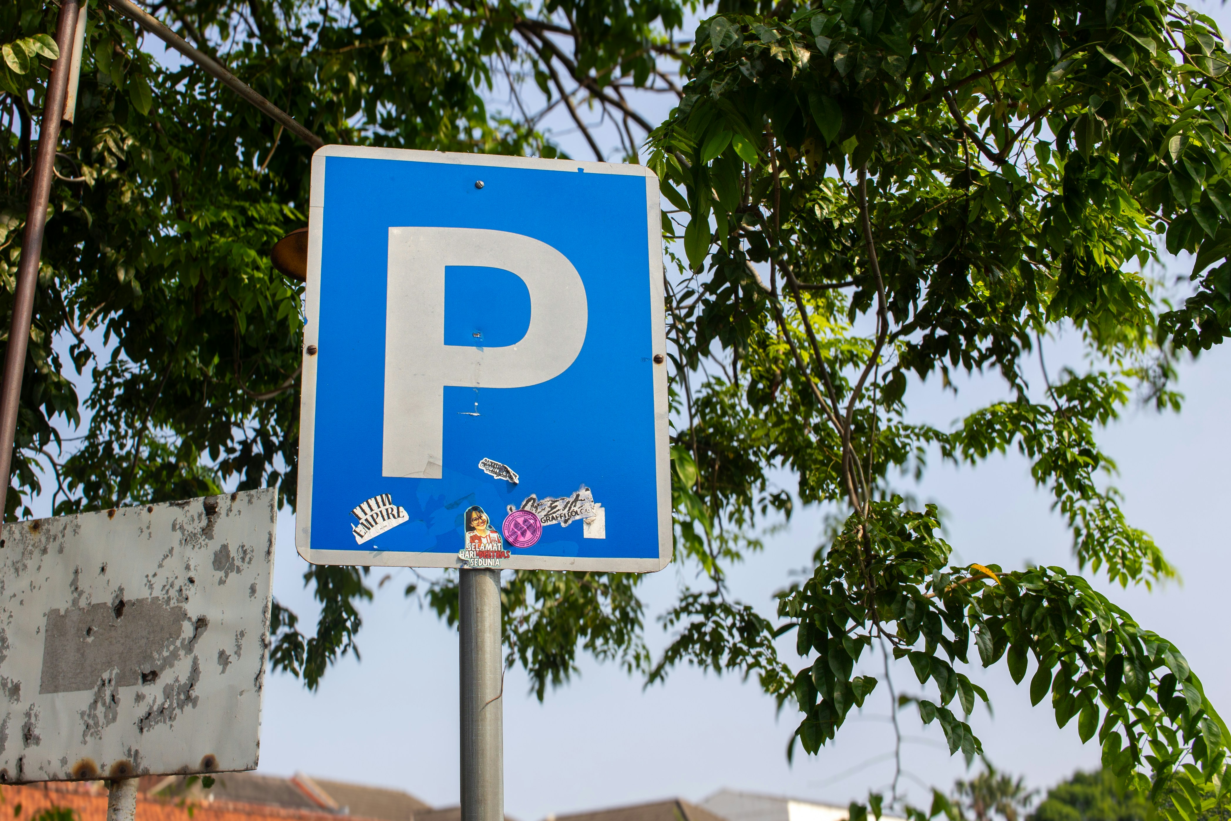 A blue parking sign with a white p.