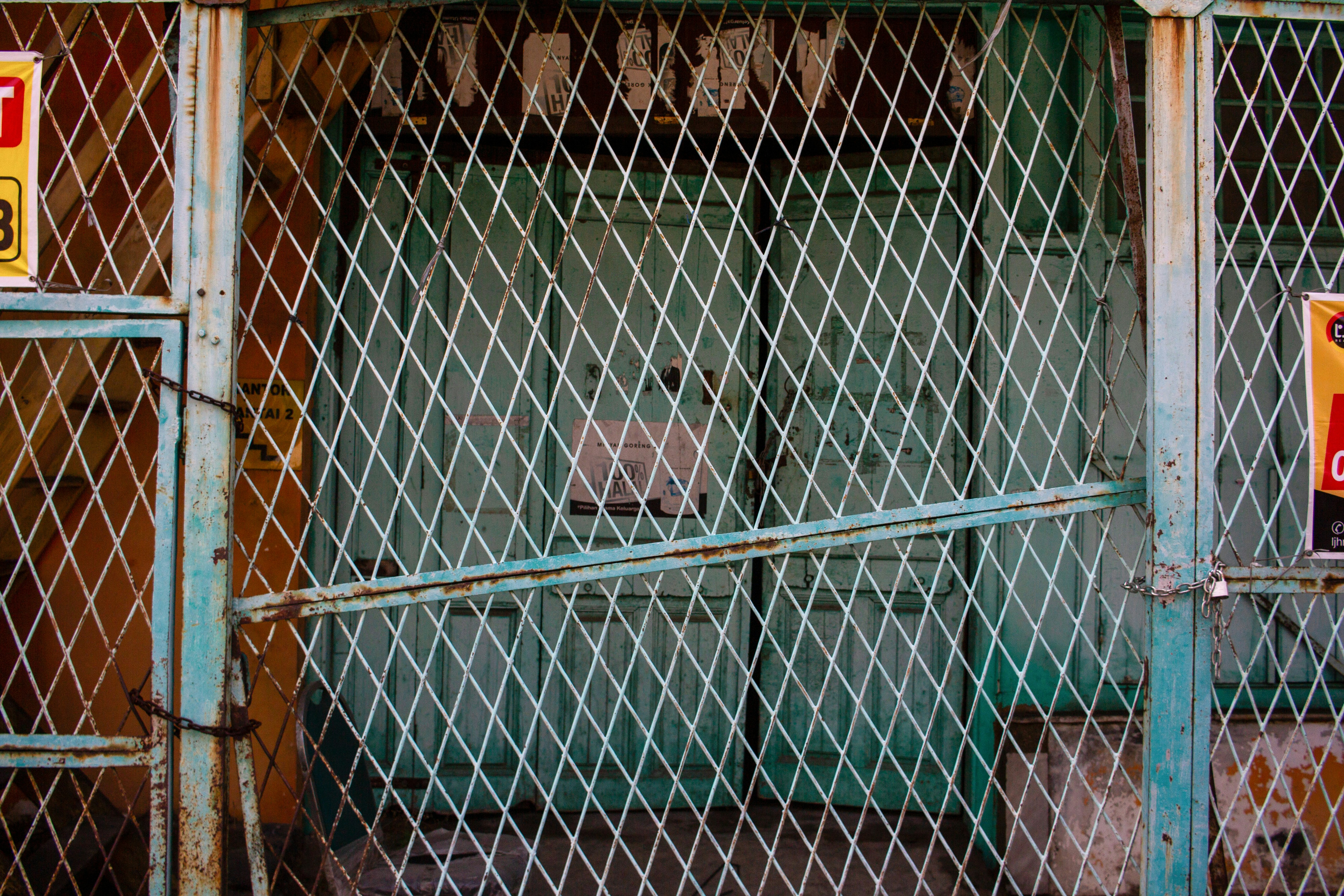 Closed metal gate with diamond pattern security mesh