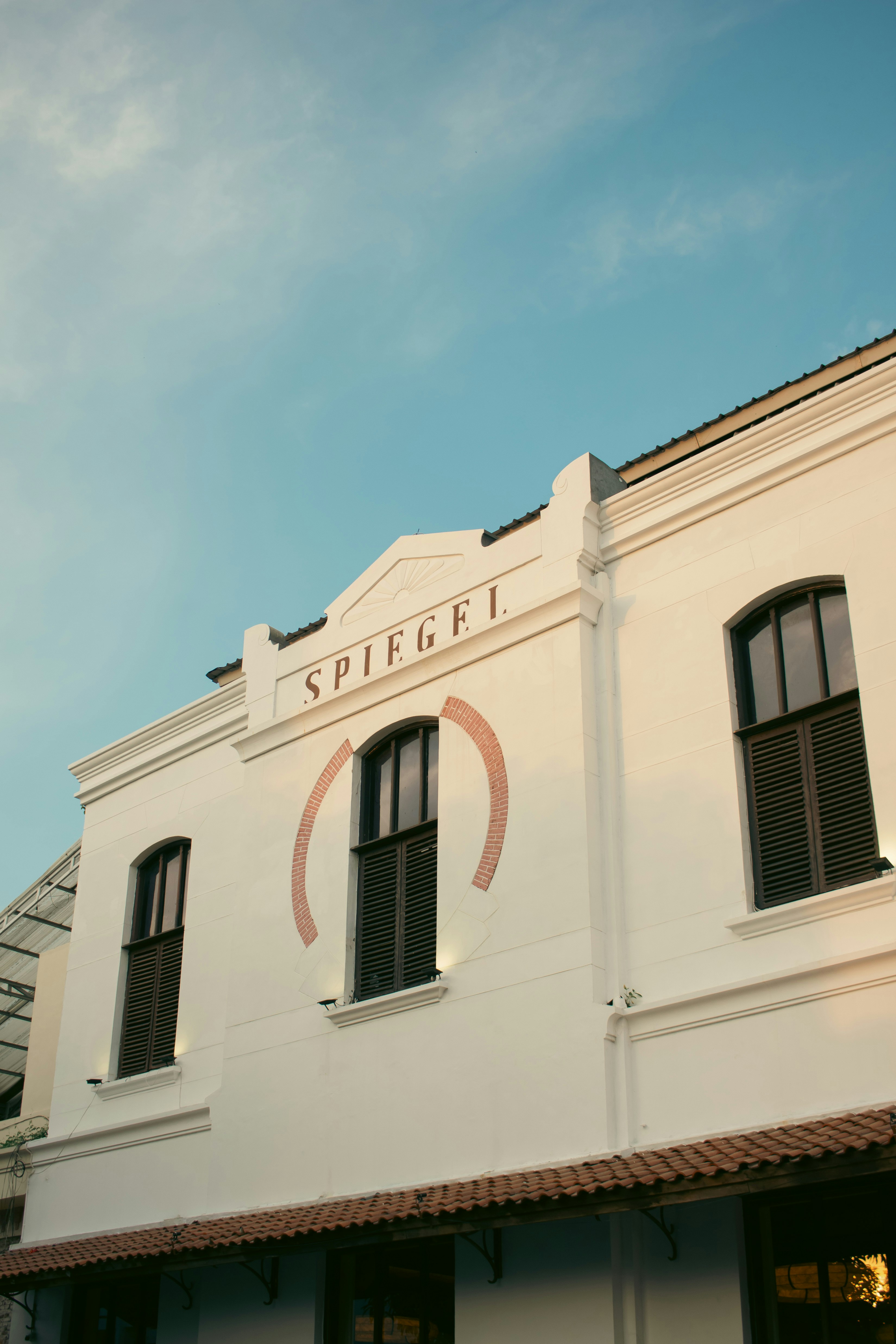 White building with windows and spiegel sign.
