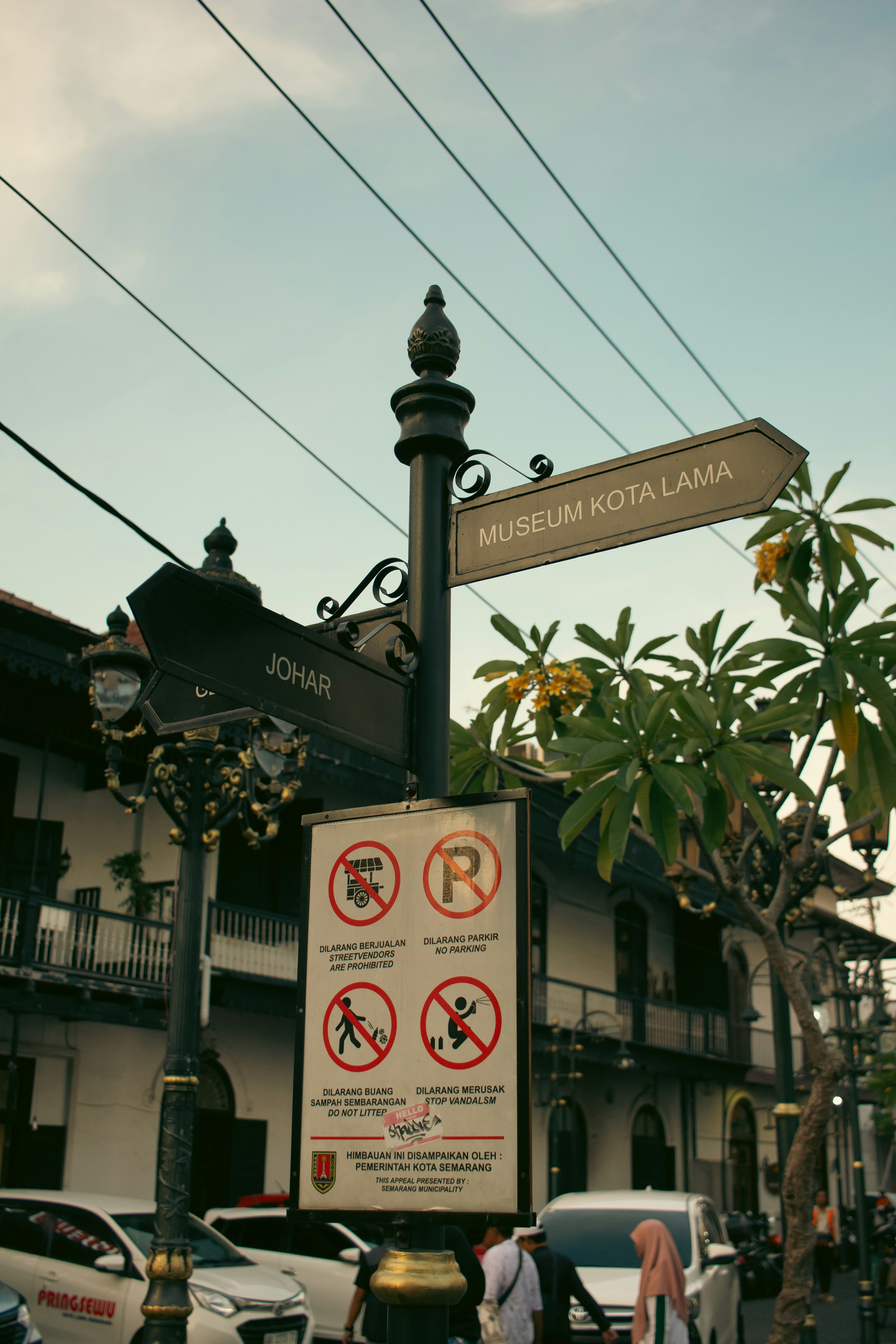 Street signs point towards museum kota lama and johar.