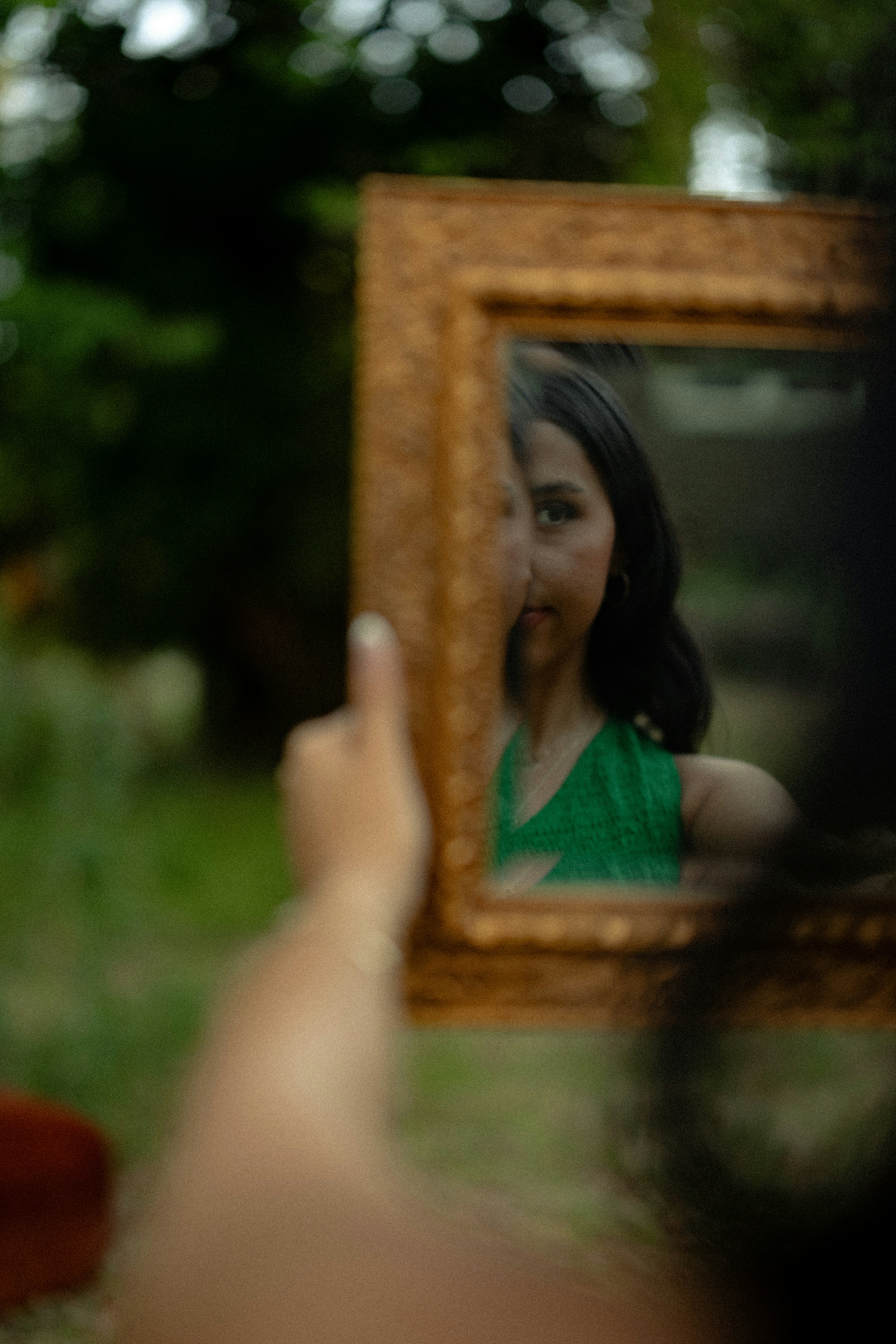 Fille regardant dans un miroir doré orné