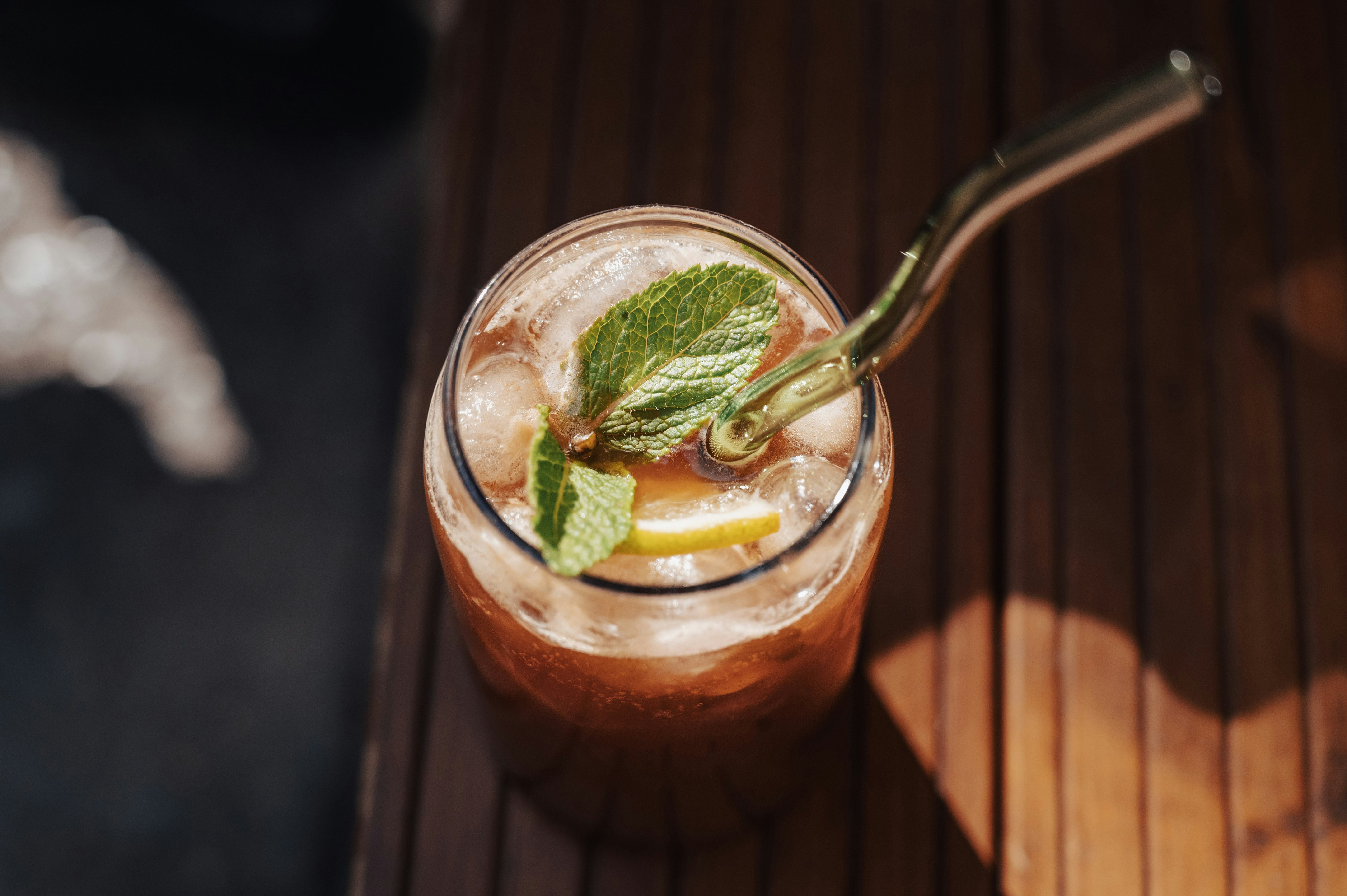Iced tea with mint and lemon garnish