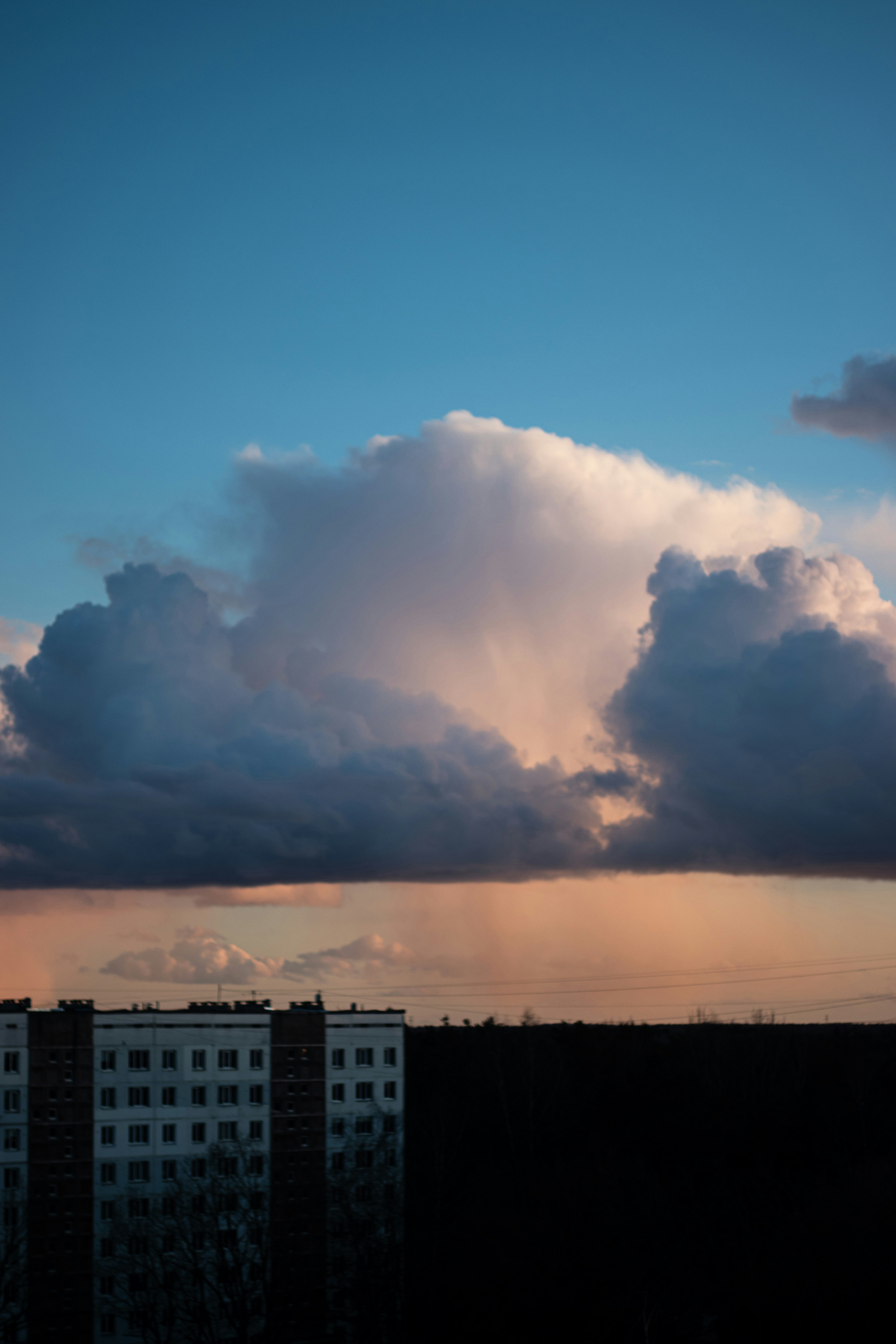 Costruendo contro un cielo al tramonto drammatico con nuvole