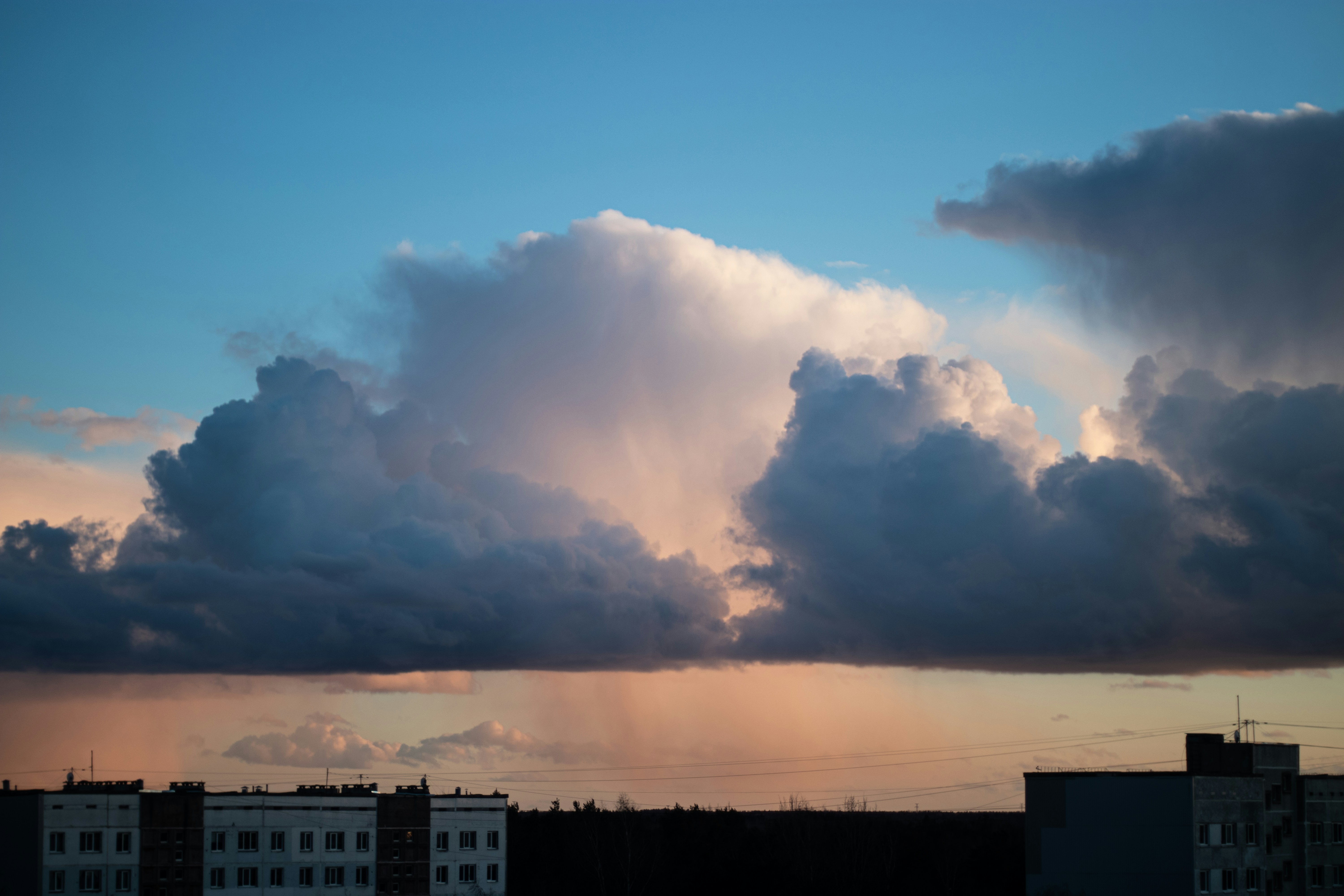 Nuvole drammatiche al tramonto sopra gli edifici