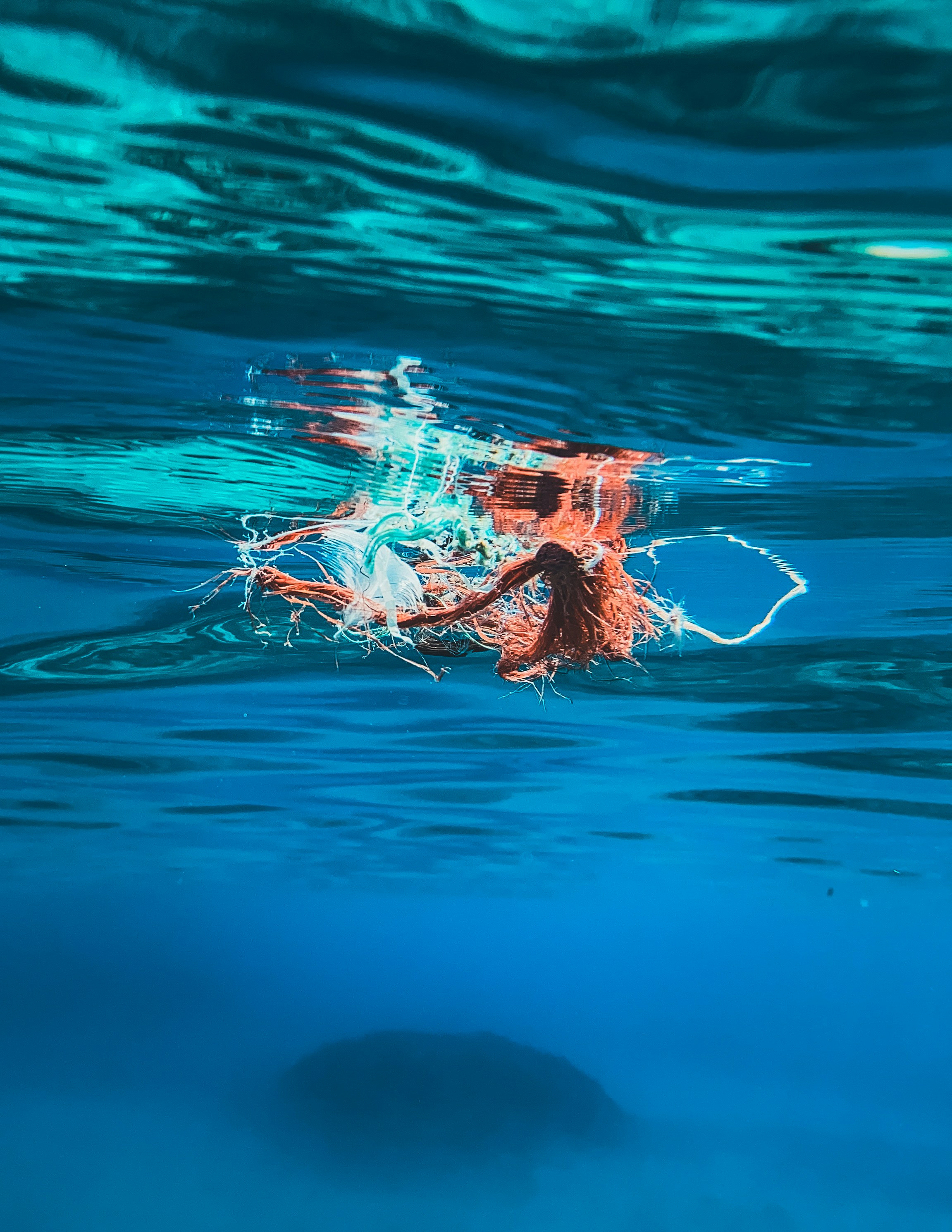 Pollution des océans avec un filet de pêche emmêlé flottant