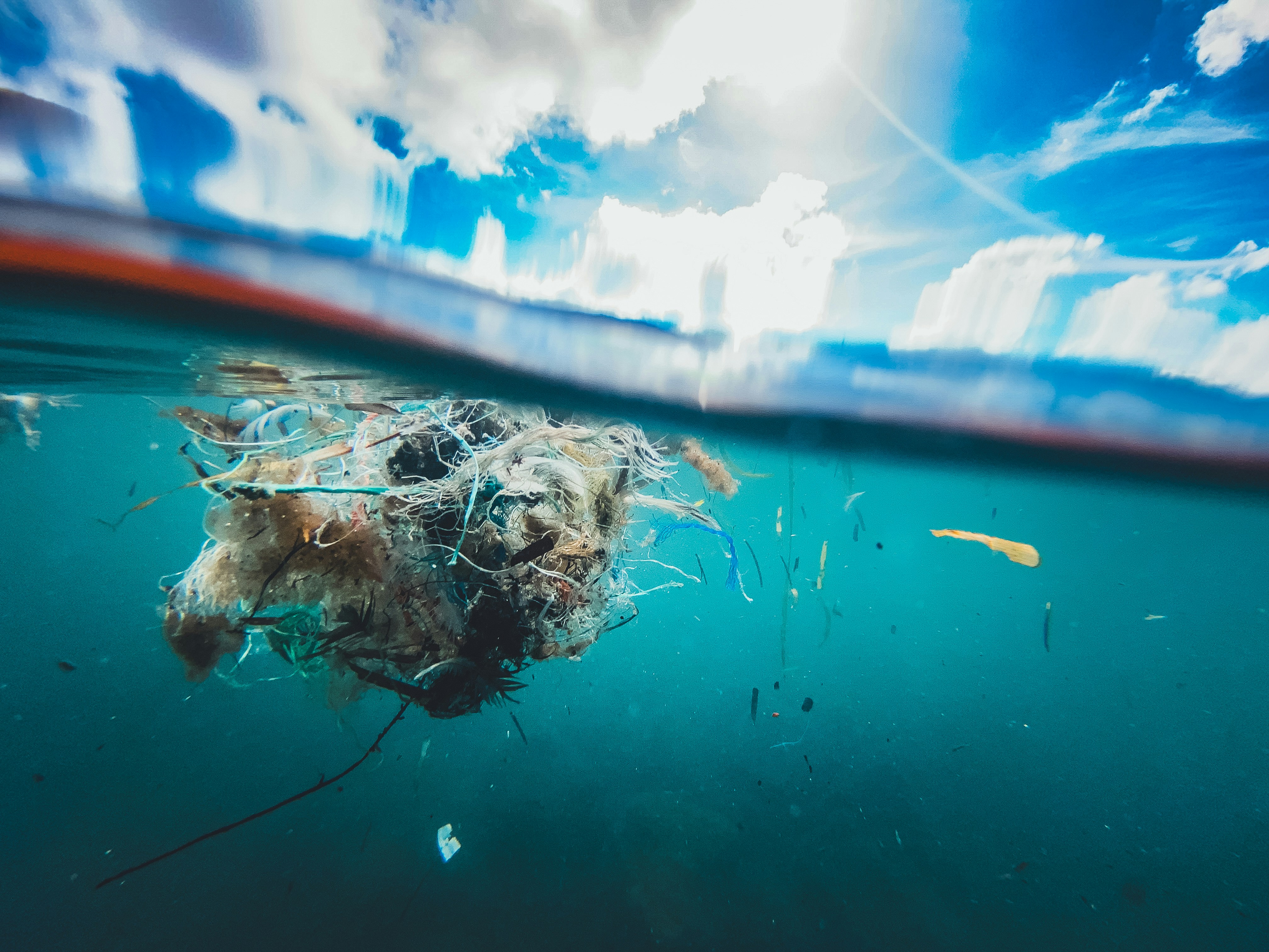Pollution des mers avec des débris plastiques flottant dans l’eau.