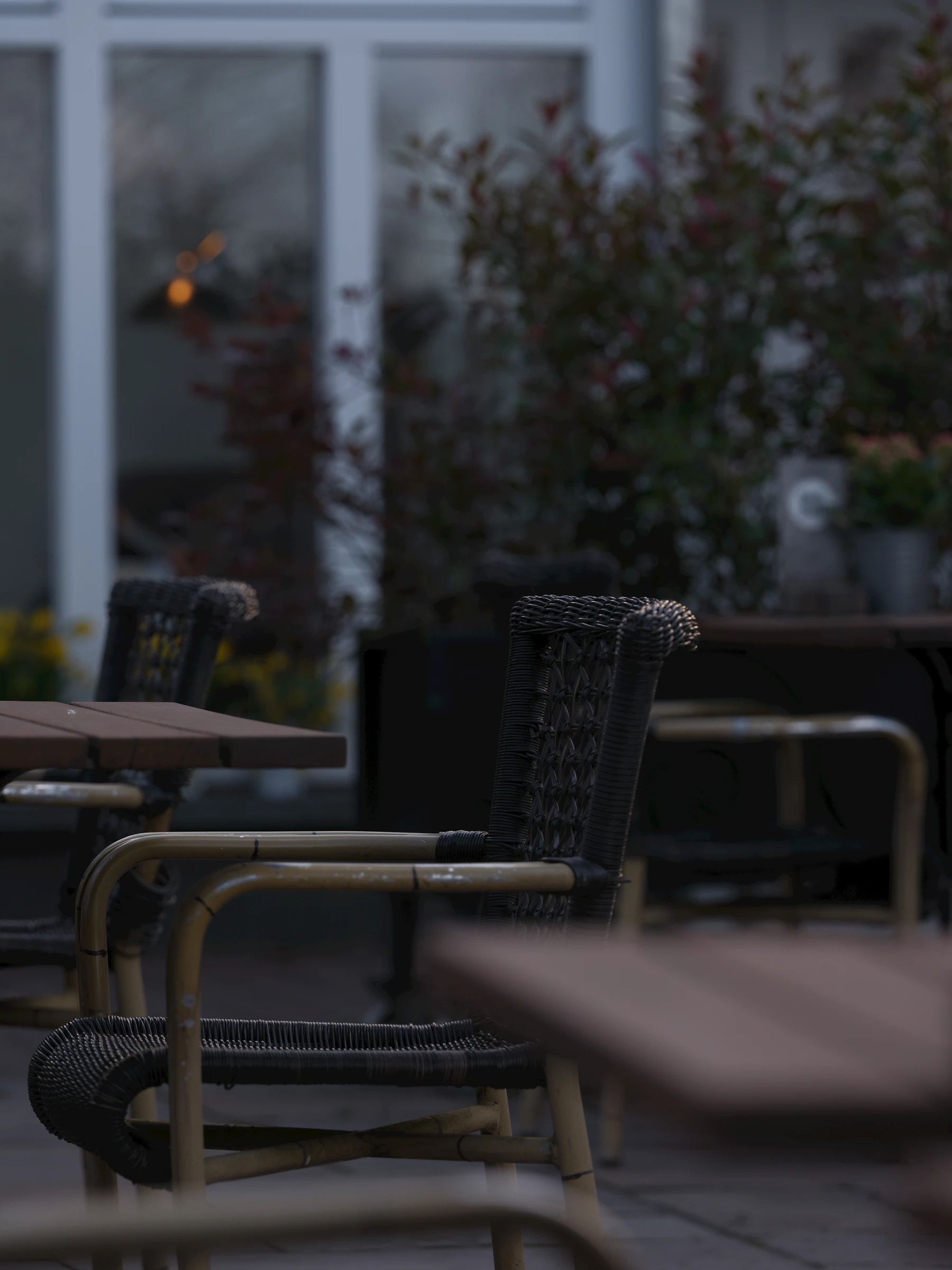 Terrasse mit gedecktem Tisch in warmem Abendlicht