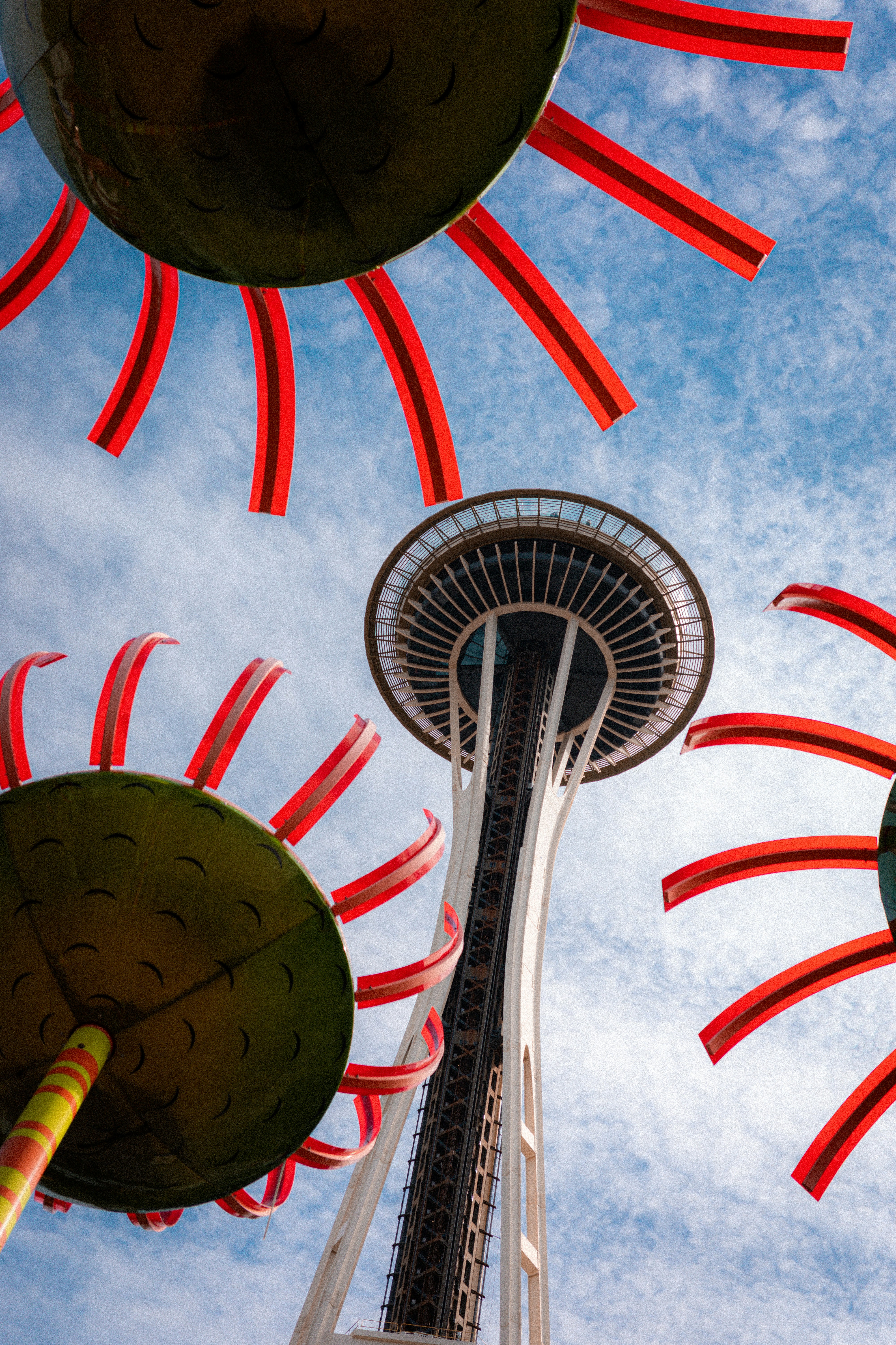 Space Needle cercada por cata-ventos coloridos