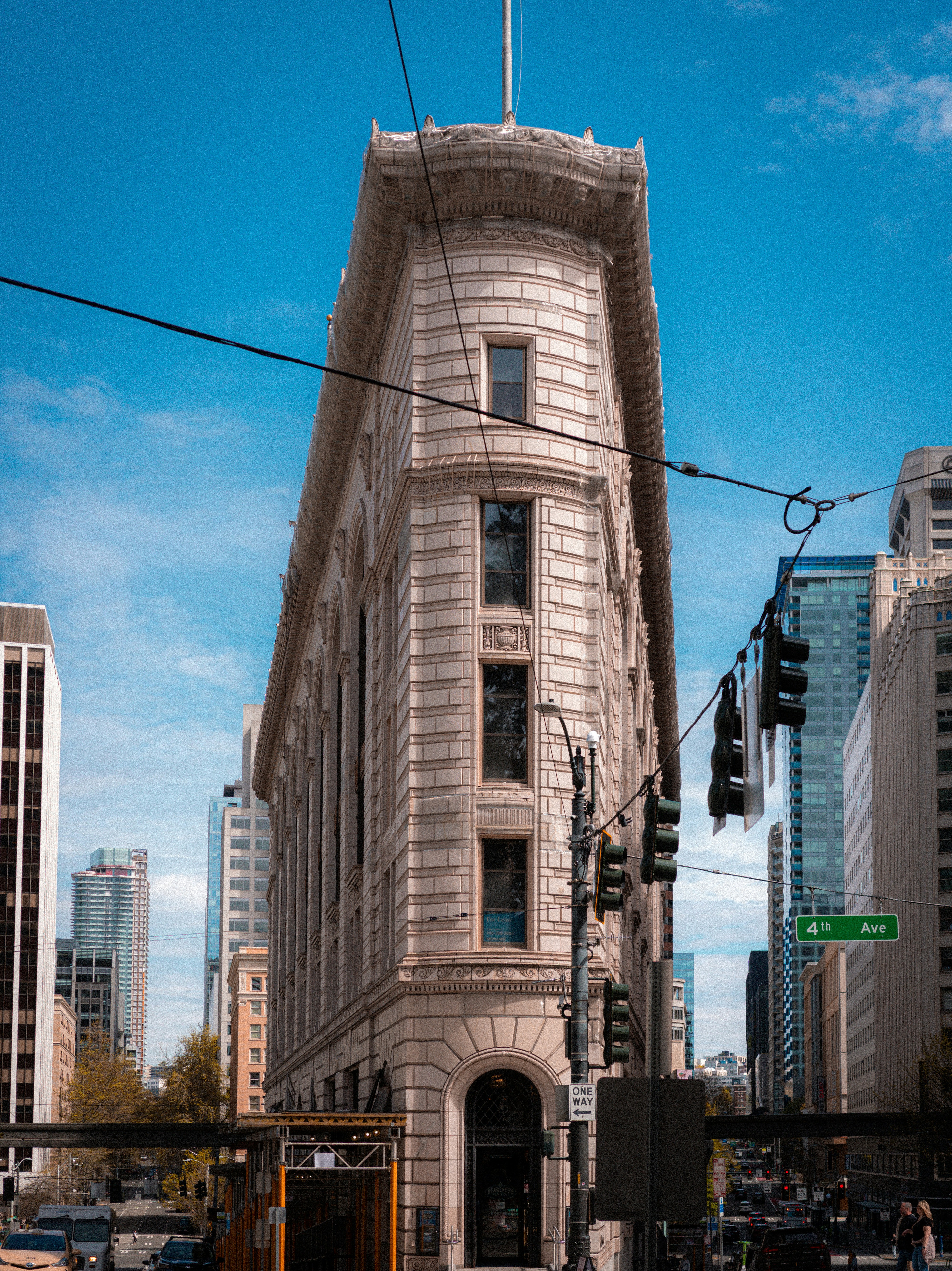 Edifício triangular em uma esquina da cidade