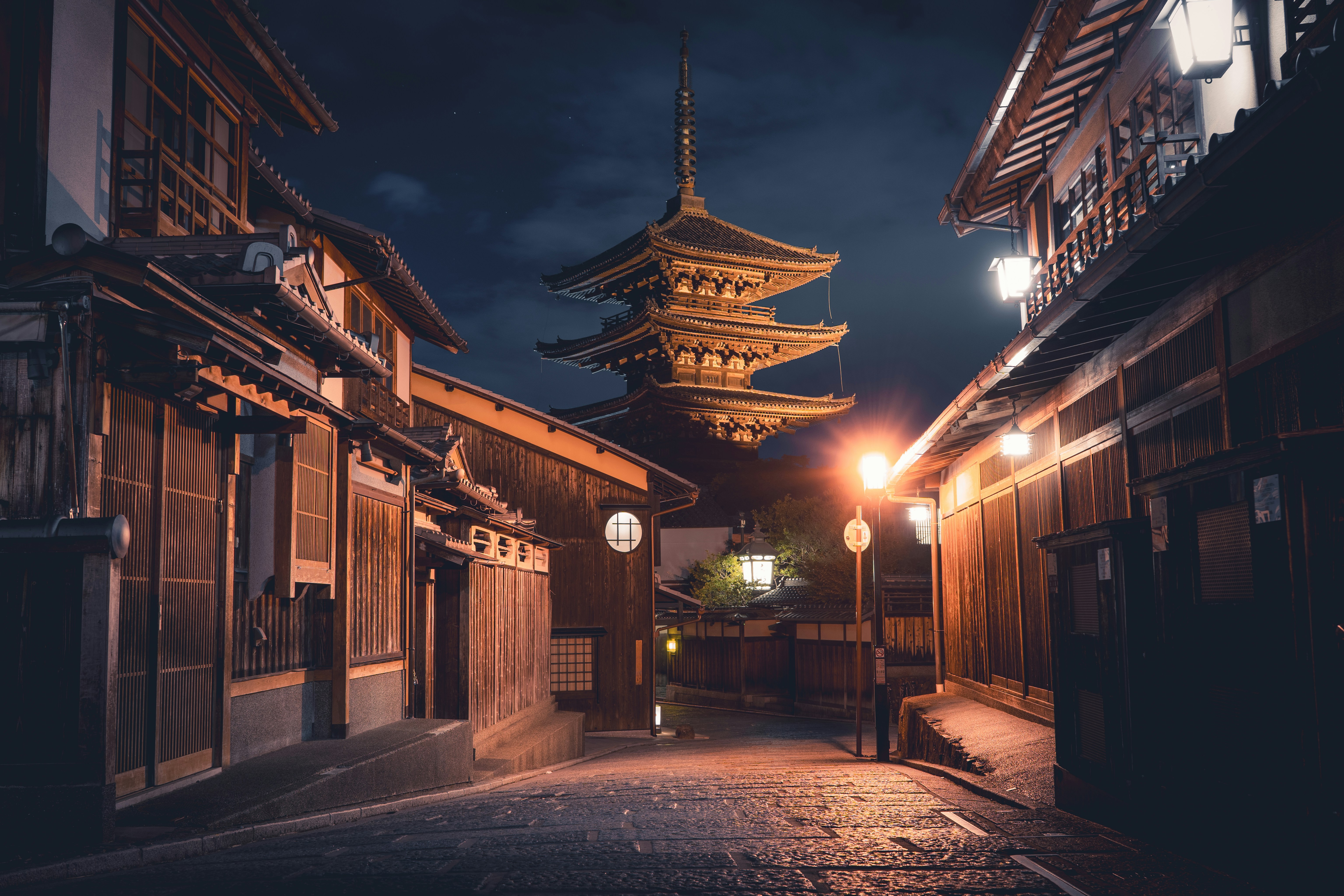 Jalan tradisional Jepang dengan pagoda di malam hari