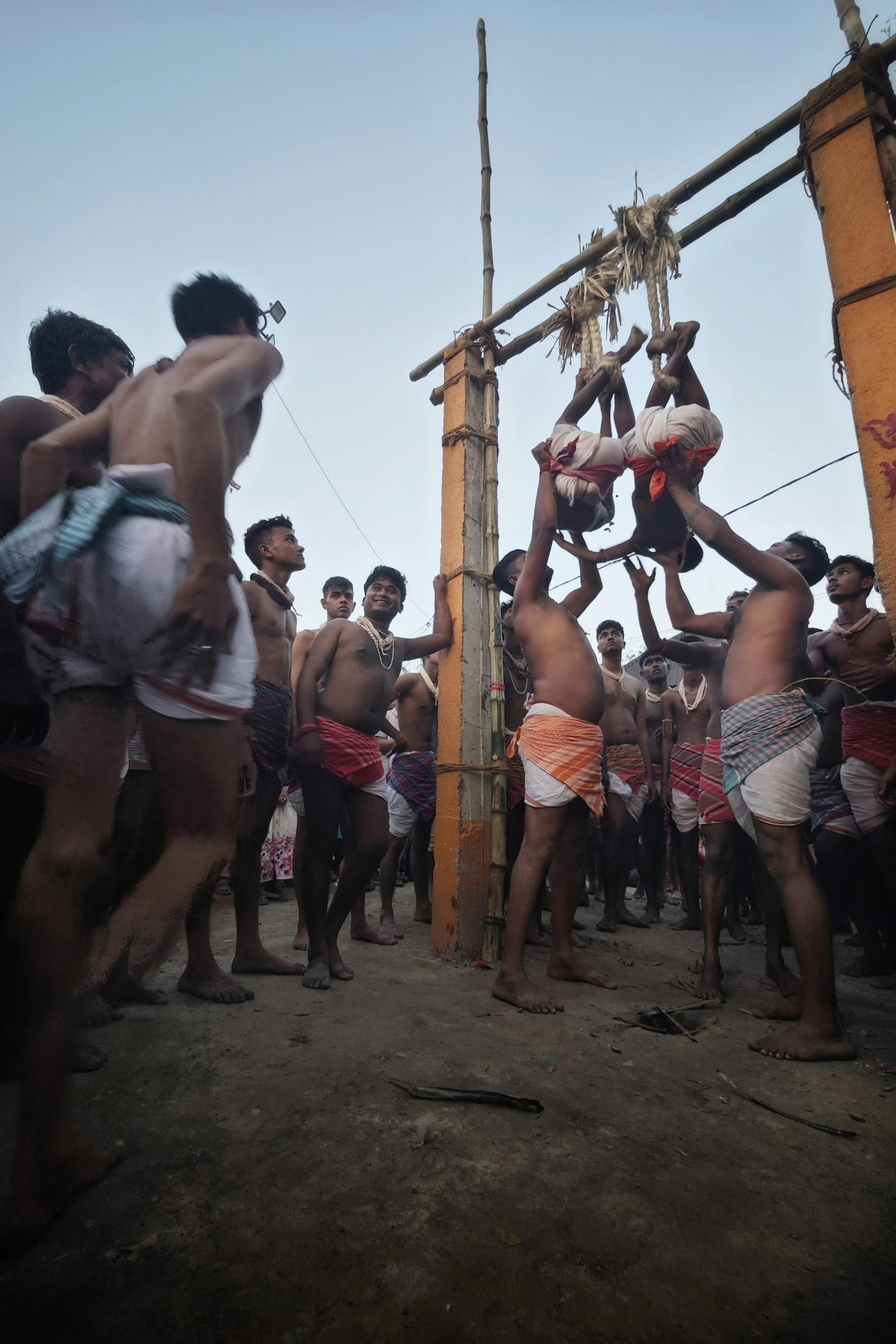 Hombres levantando a otro hombre durante un evento ritual
