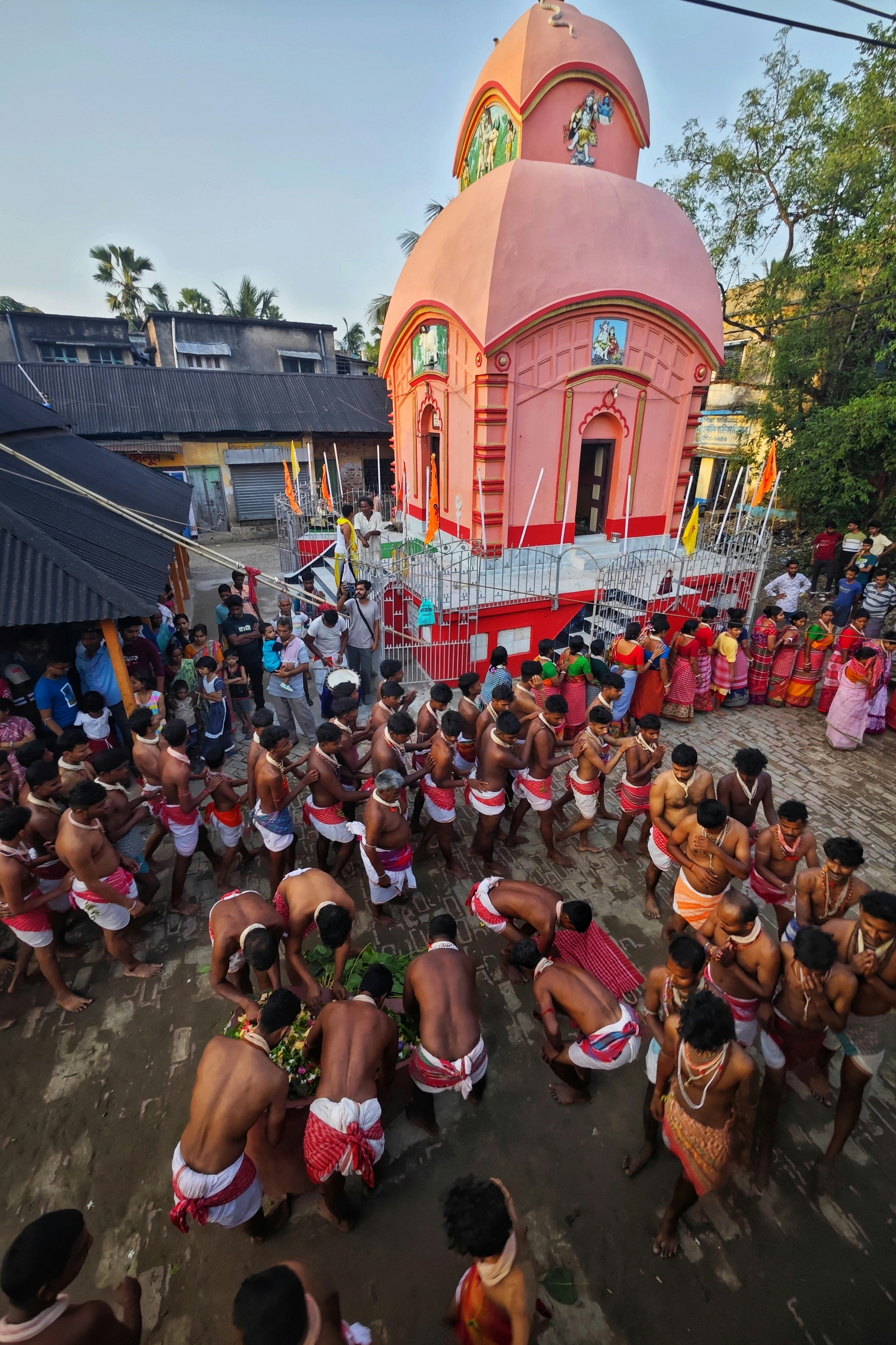 La gente se reunió alrededor de un templo rosa durante un festival