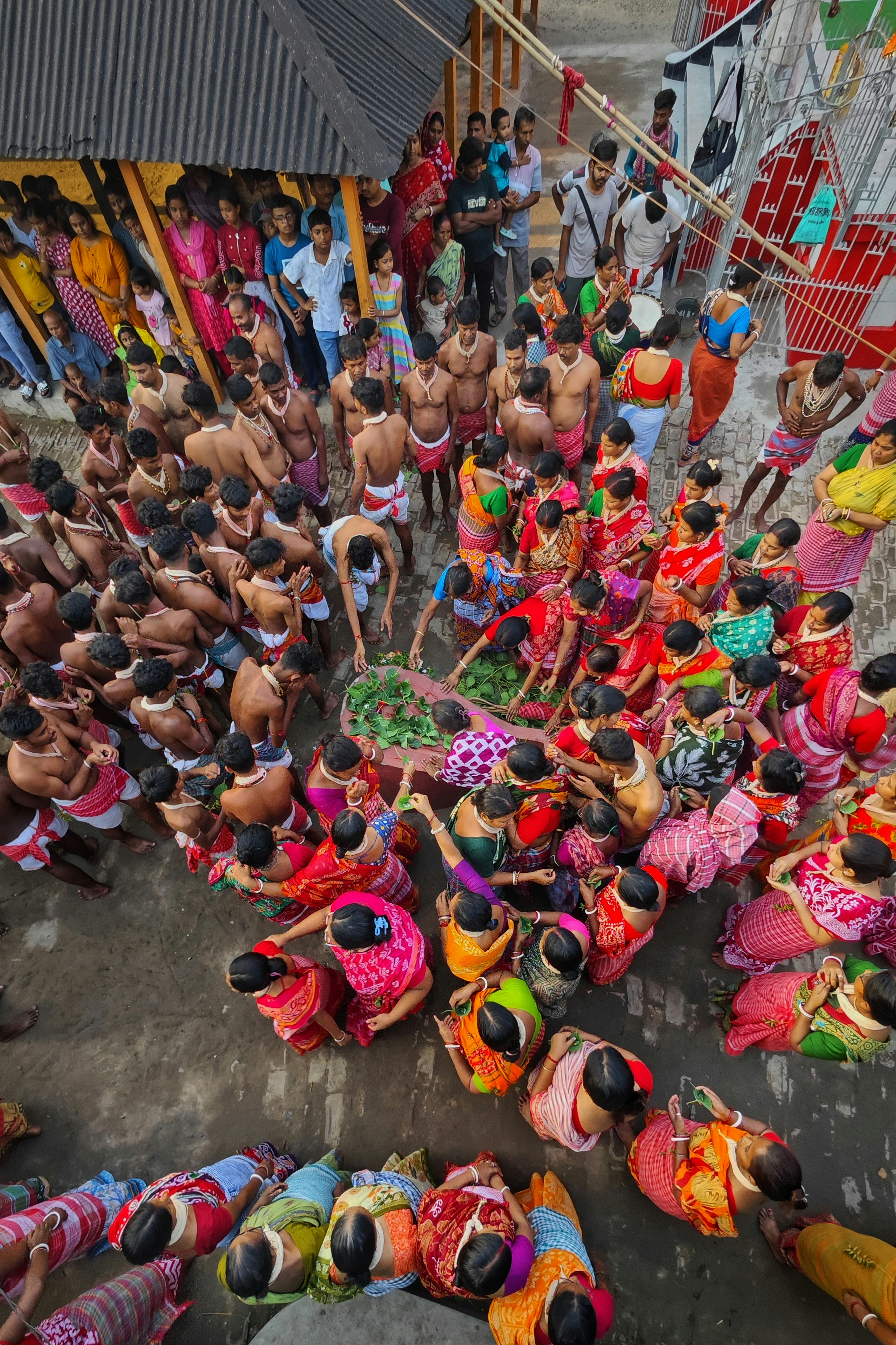 La multitud se reúne para un evento tradicional con atuendos coloridos.