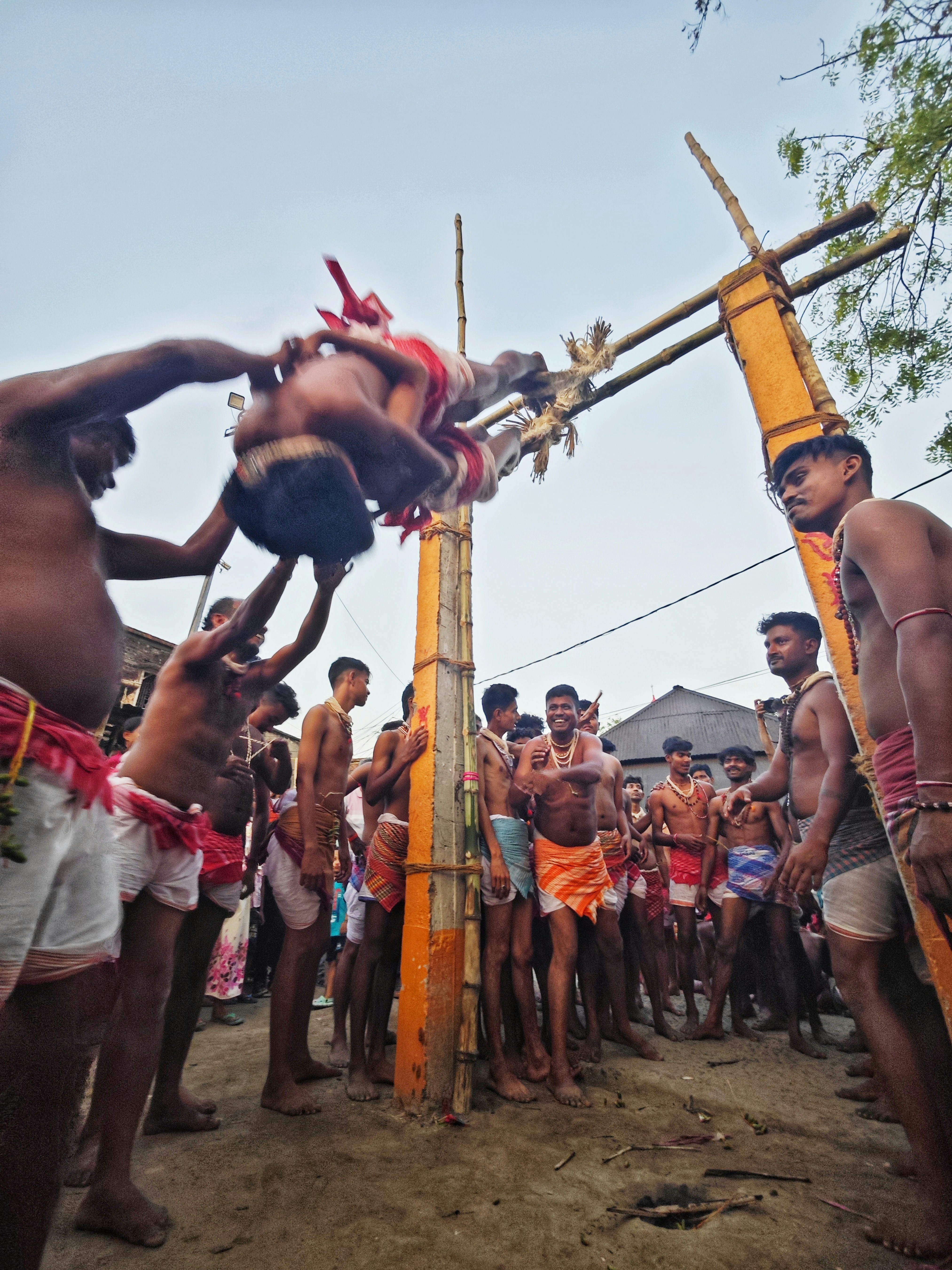 Hombres levantando a una persona durante una ceremonia tradicional