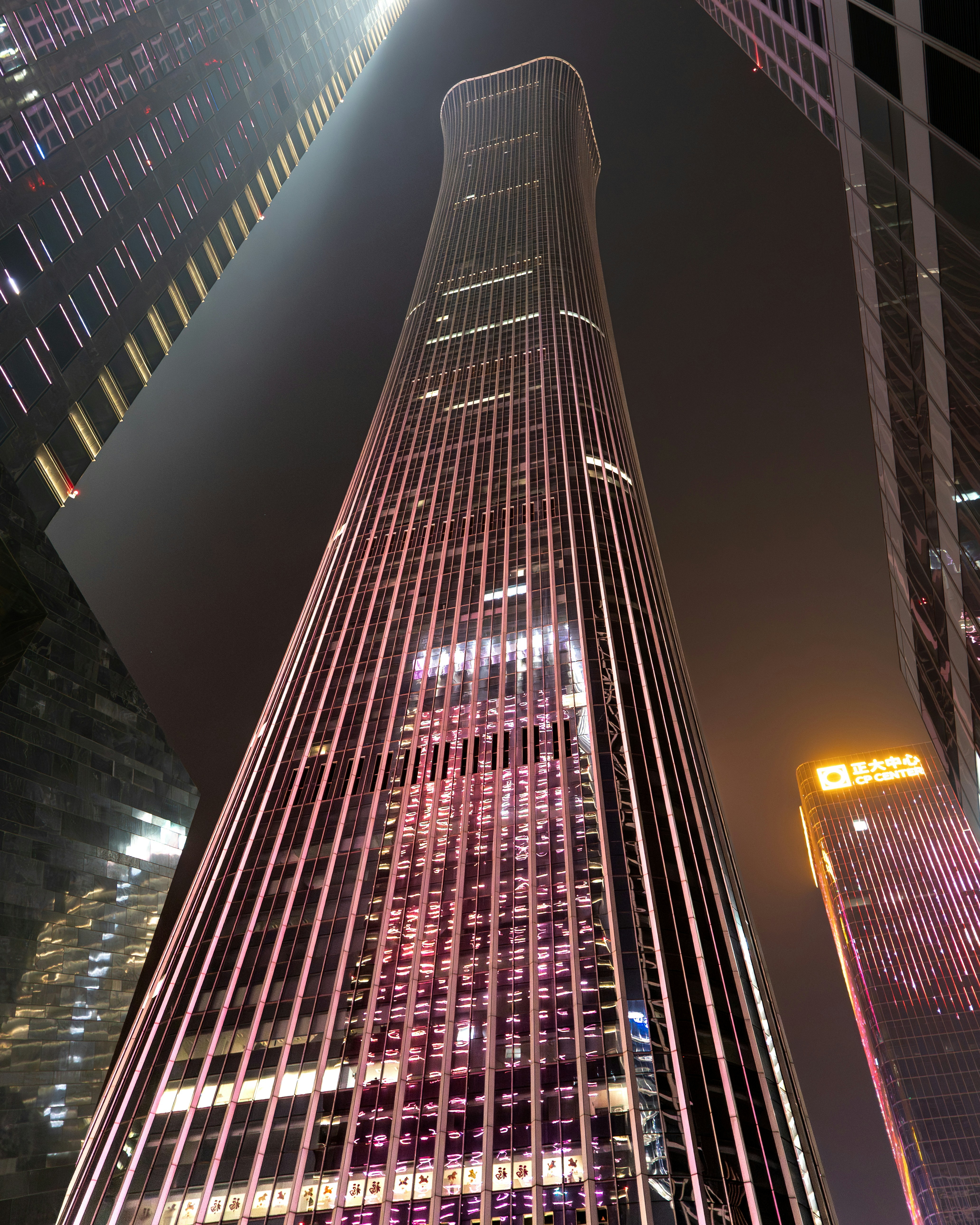 Alticieli moderni illuminati di notte da luci luminose