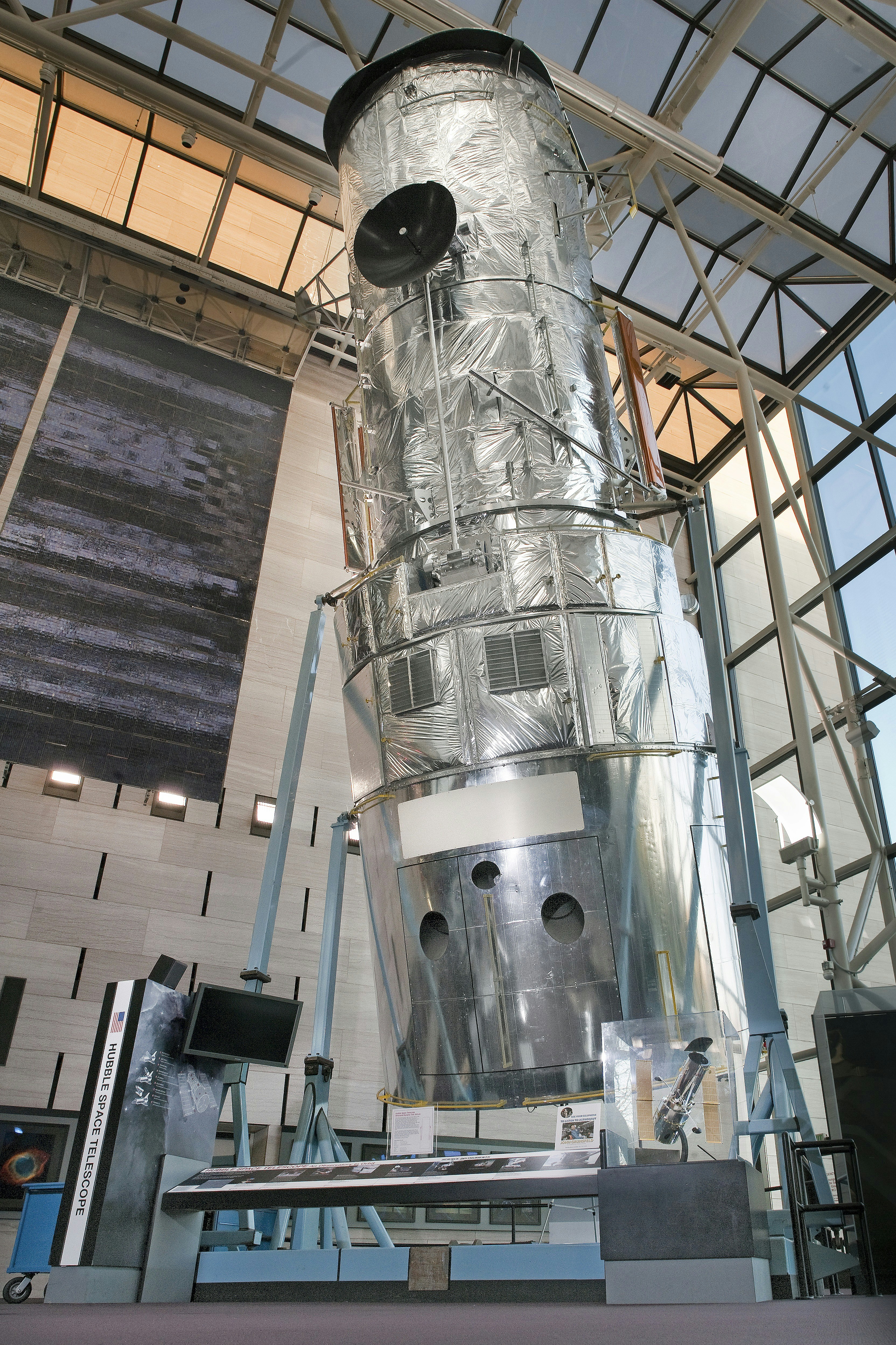 El telescopio espacial Hubble expuesto en interiores.