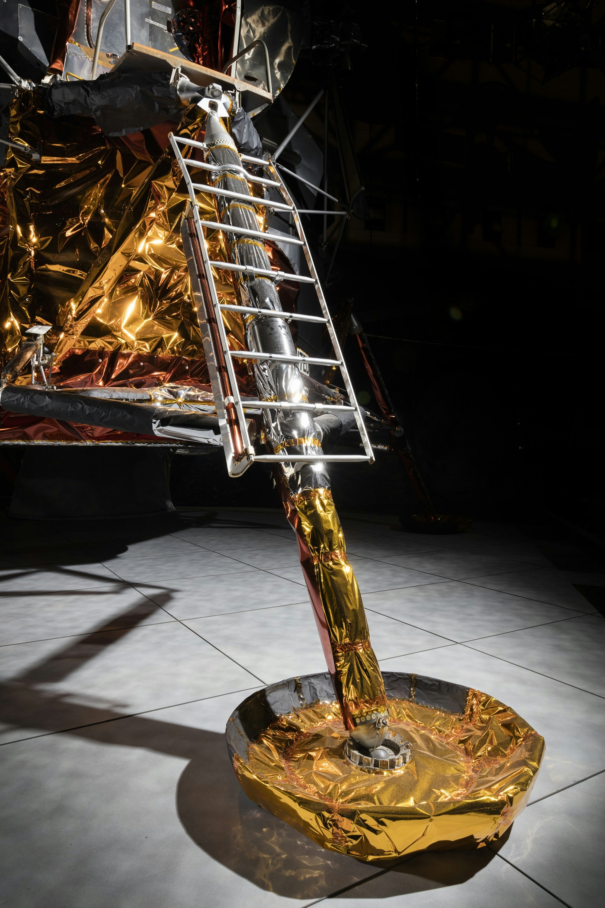 Gamba del veicolo spaziale con isolamento dorato e materiale riflettente argentato