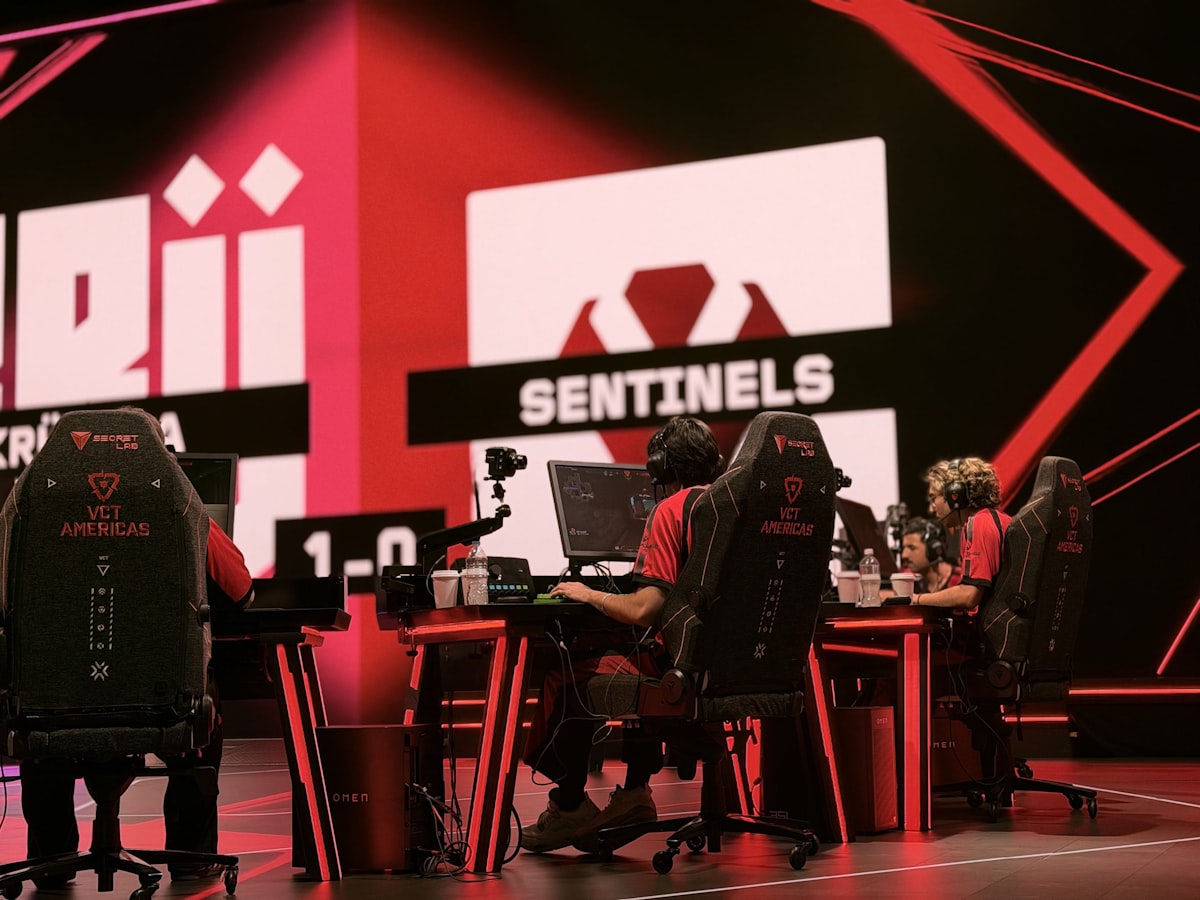 Time de Valorant no palco do VCT Americas — Sentinels contra KRÜ na Riot Games Arena