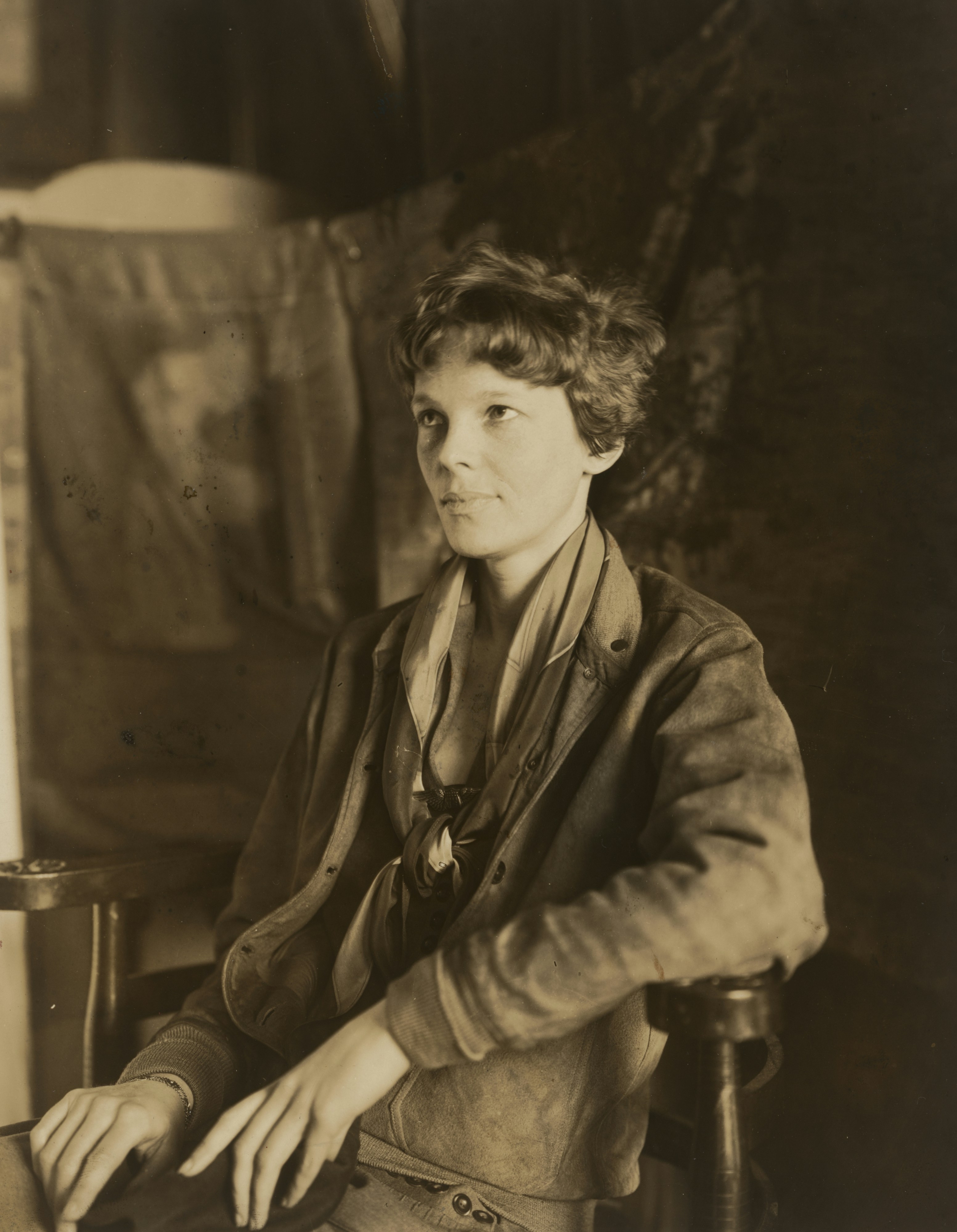 Amelia Earhart était assise à l’intérieur, regardant sur le côté.