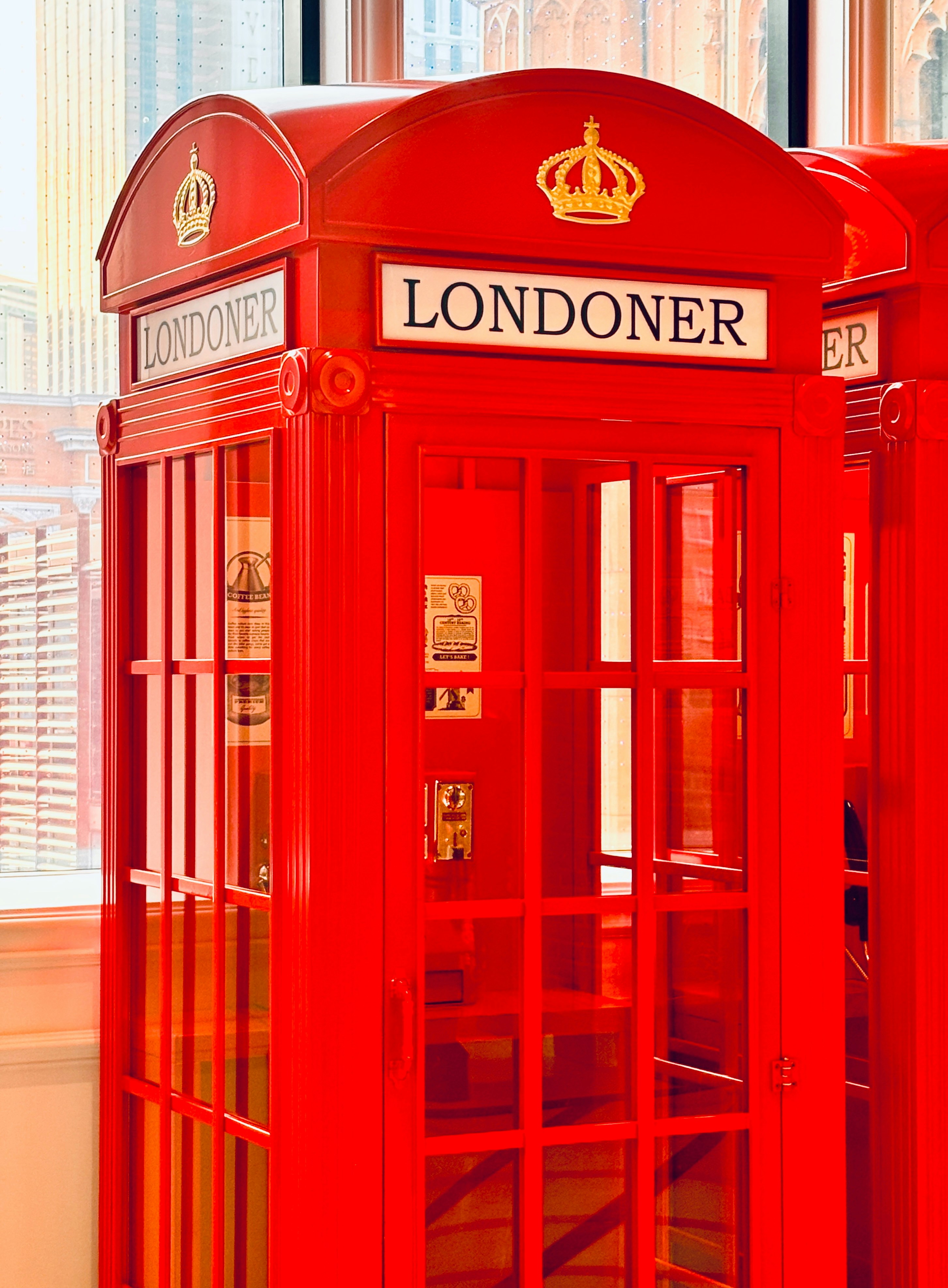 Eine klassische rote Londoner Telefonzelle mit dem "Londoner"-Schild.