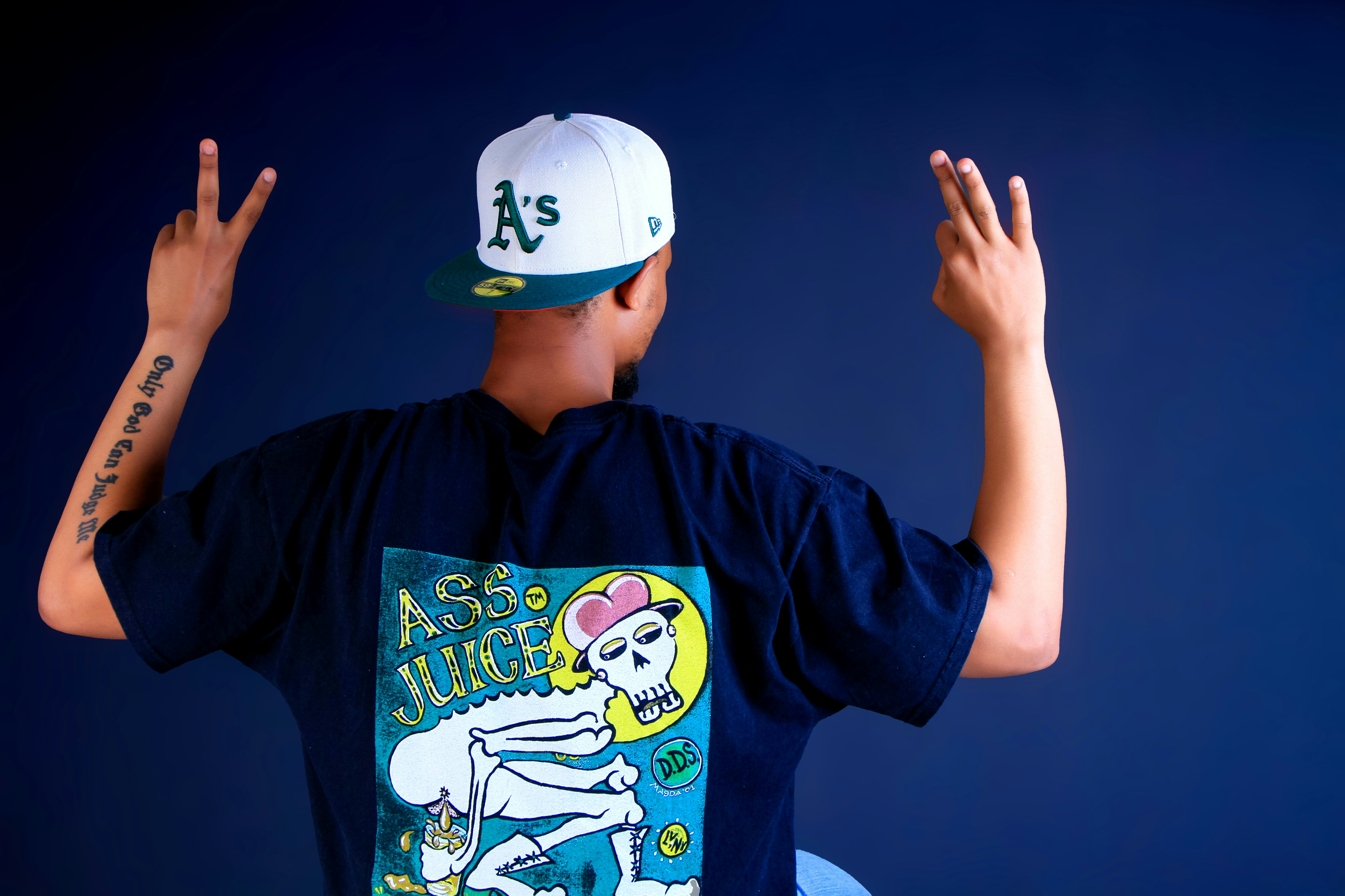 Mann mit Baseballkappe und bedrucktem T-Shirt