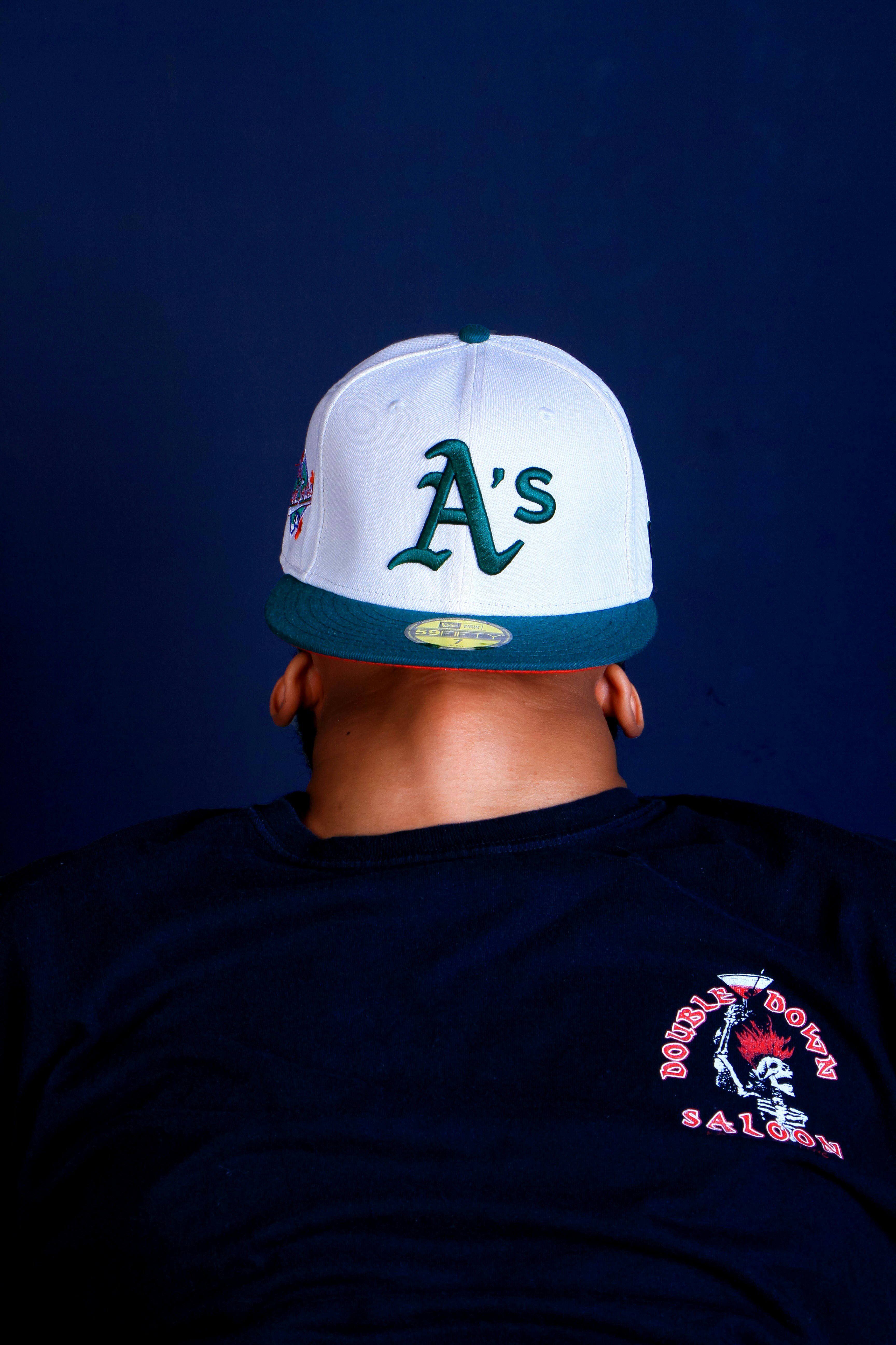 Pessoa usando boné do Oakland A's