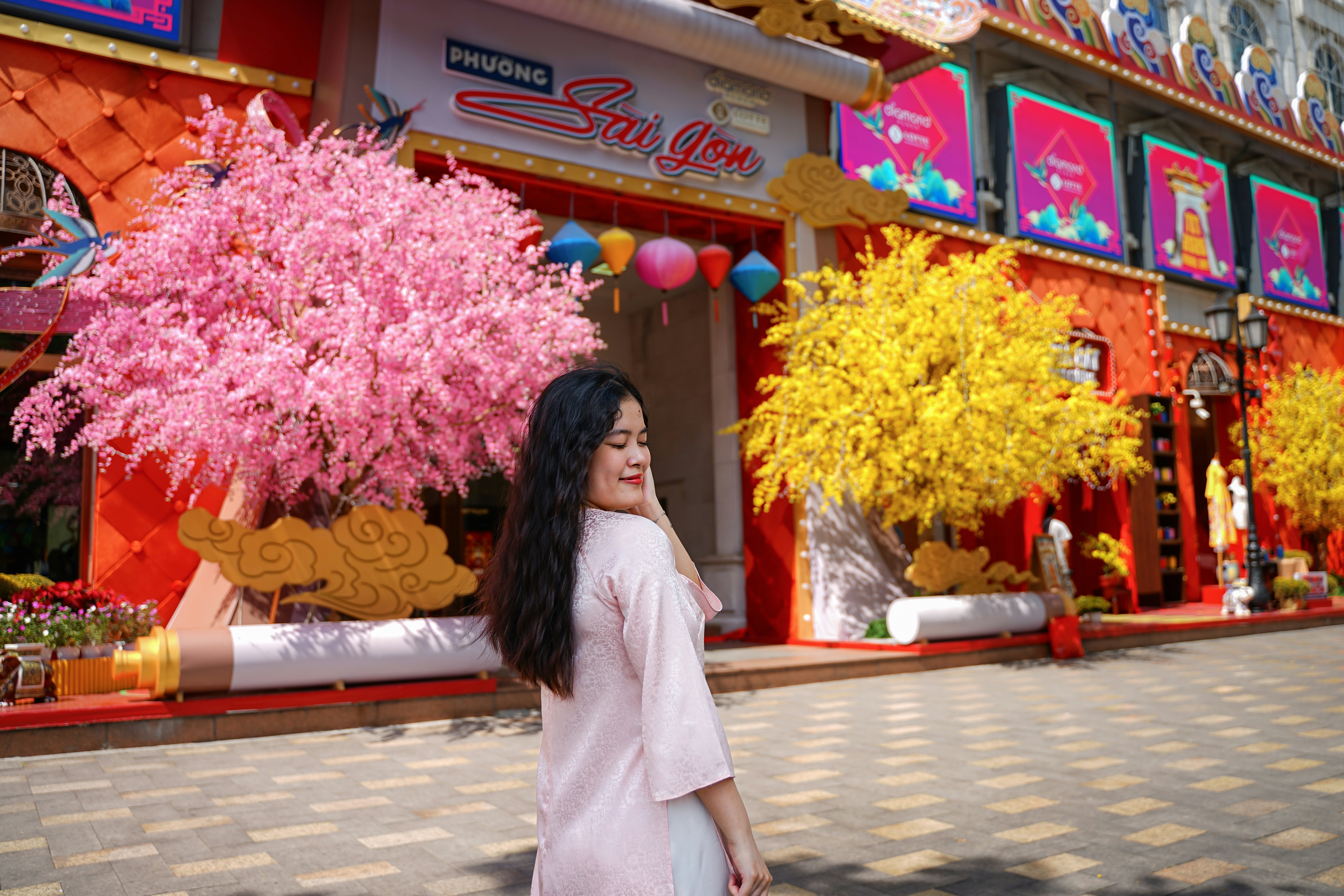 Mujer con vestido rosa y árboles de colores