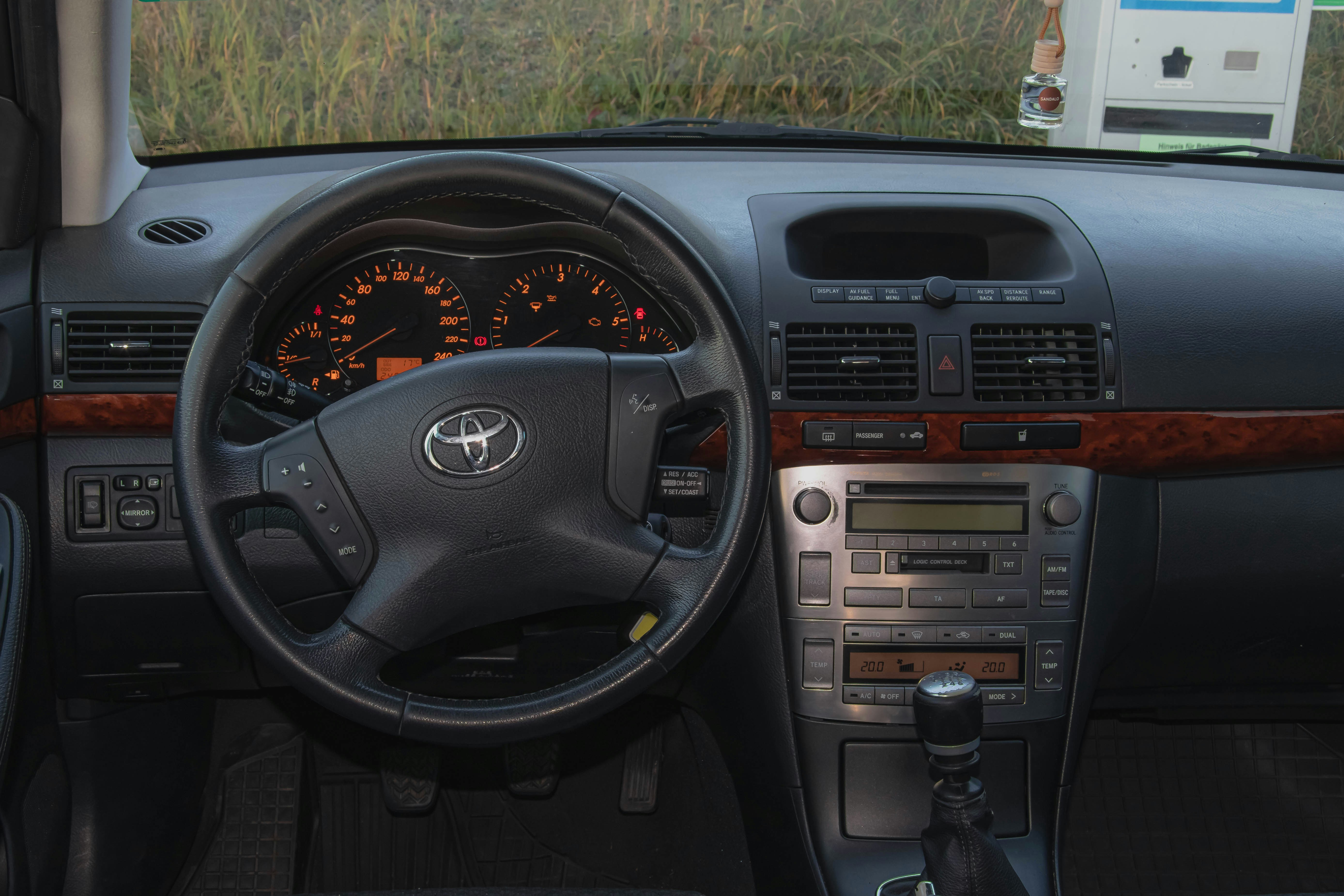 Armaturenbrett eines Toyota-Autos mit Lenkrad.