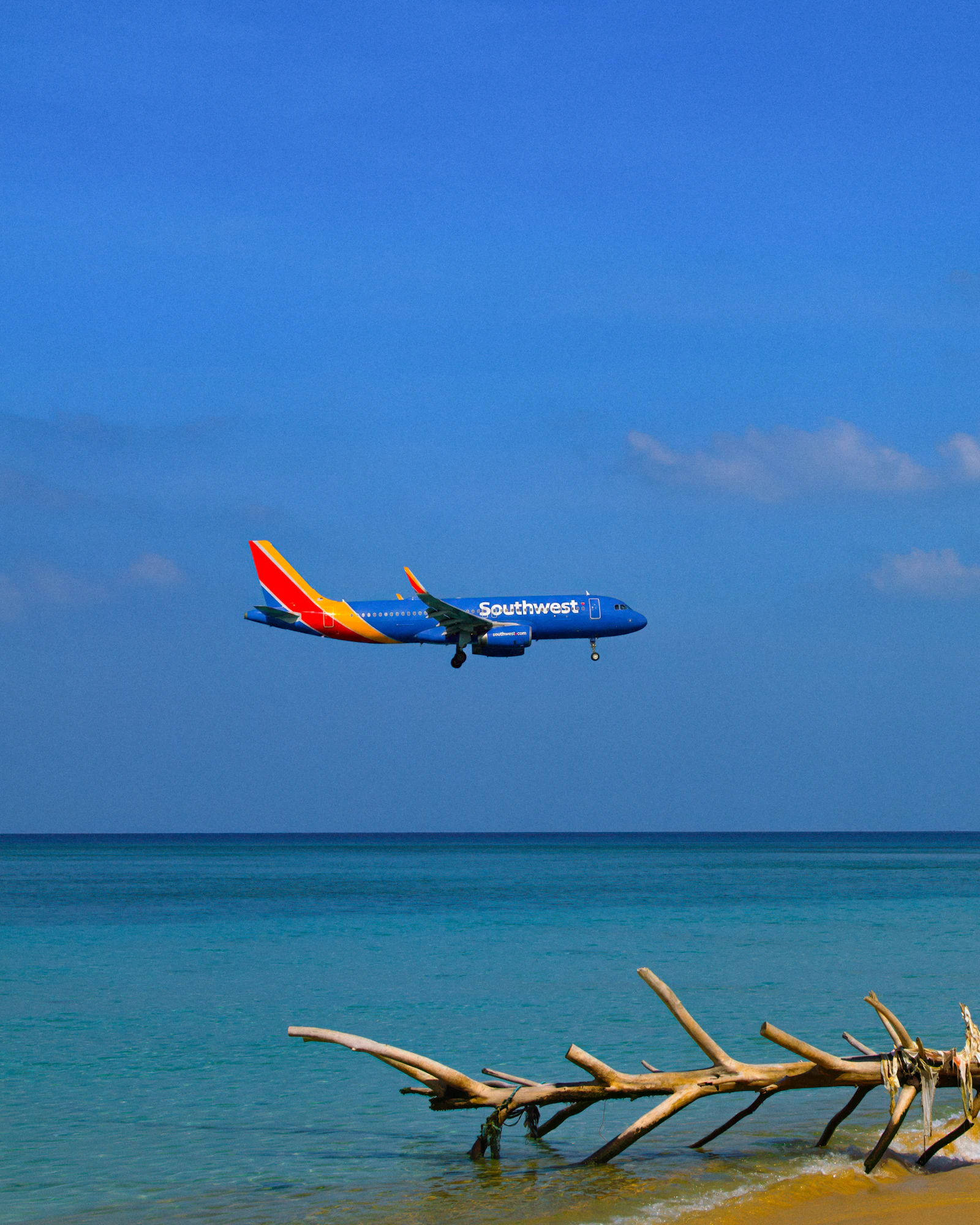 Avion arrivant au-dessus d'une plage des Caraïbes