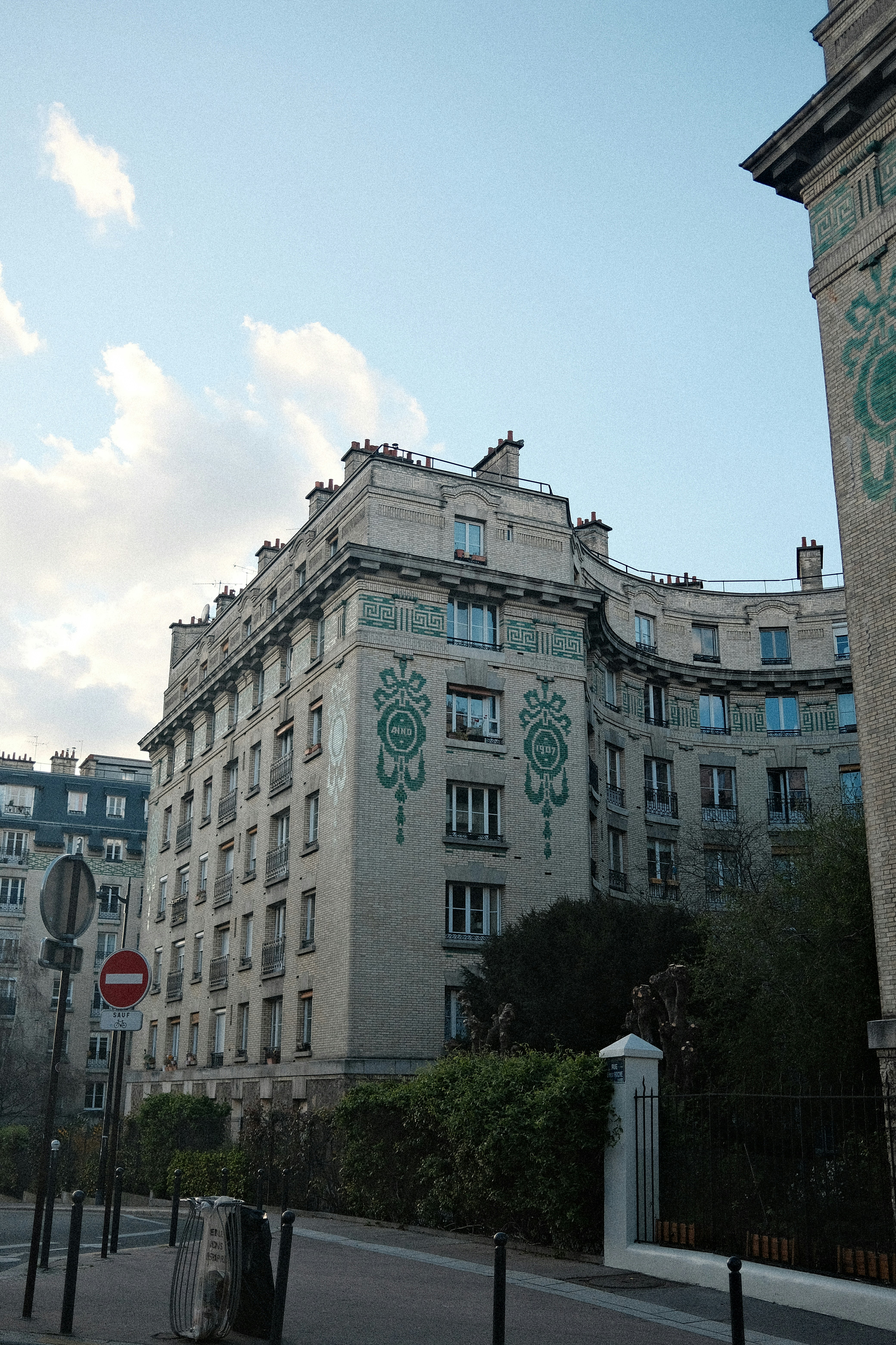Façade ornée avec des accents décoratifs de vert.