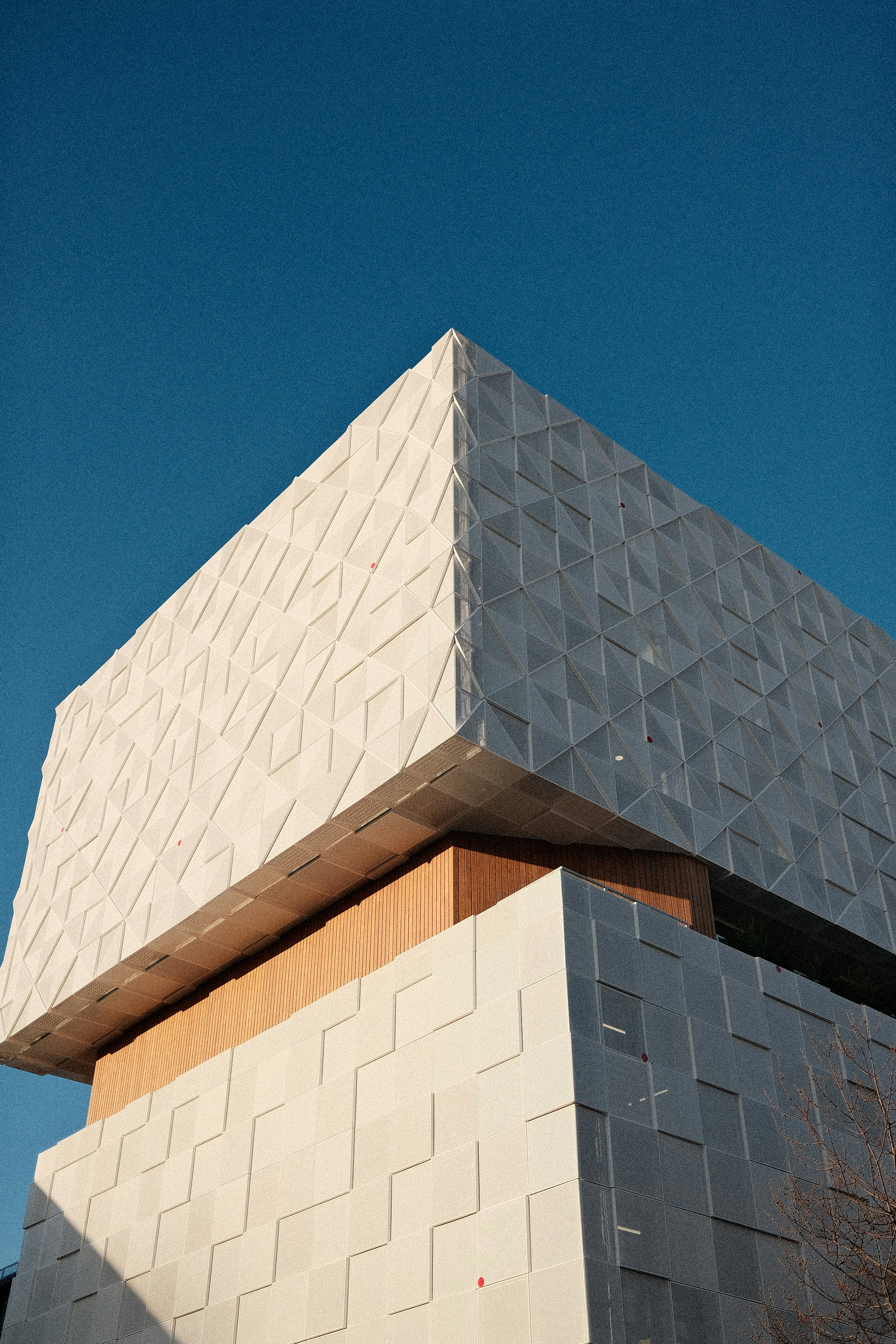 Bâtiment géométrique moderne sous un ciel bleu clair