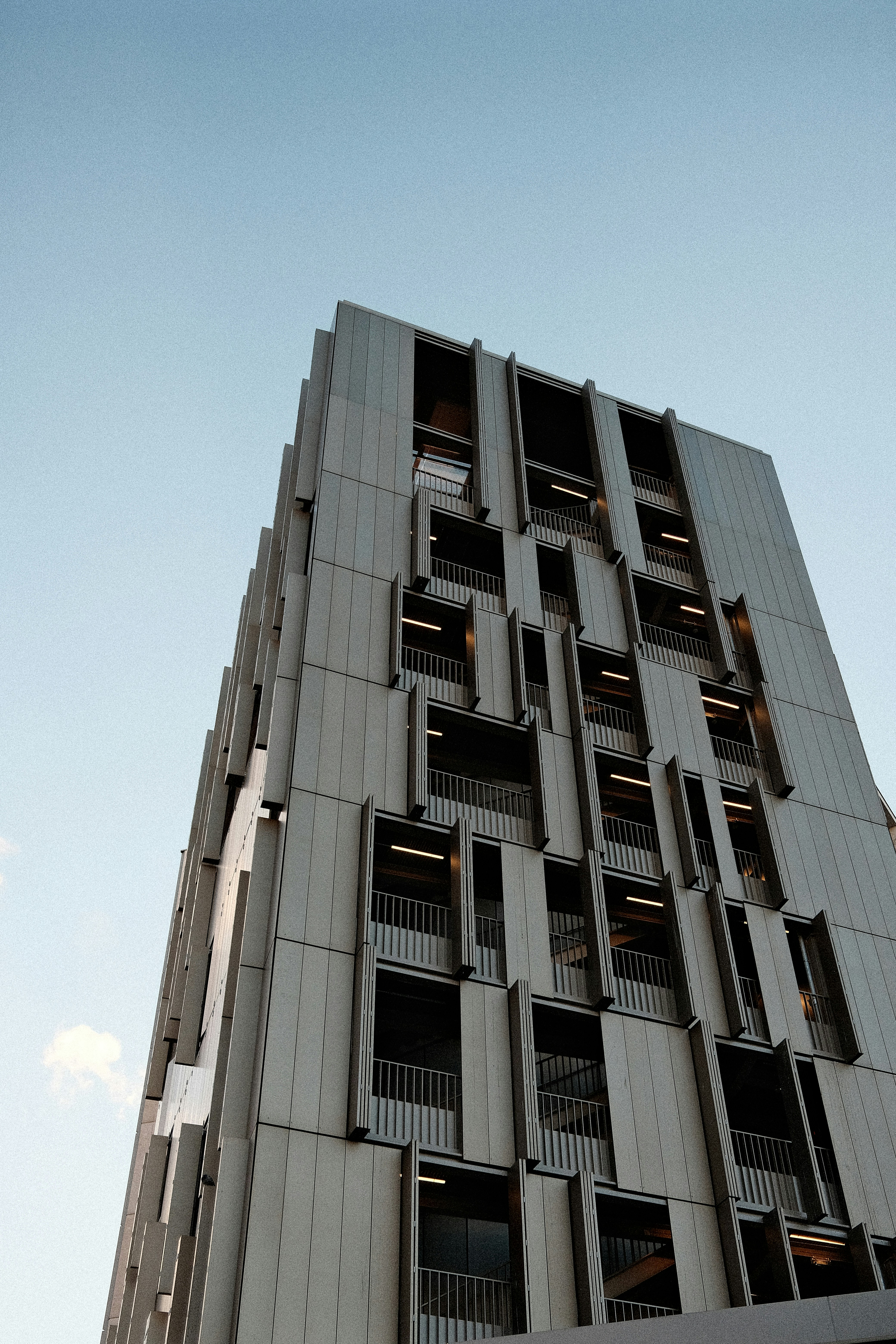 Bâtiment moderne en béton avec un design de balcon unique