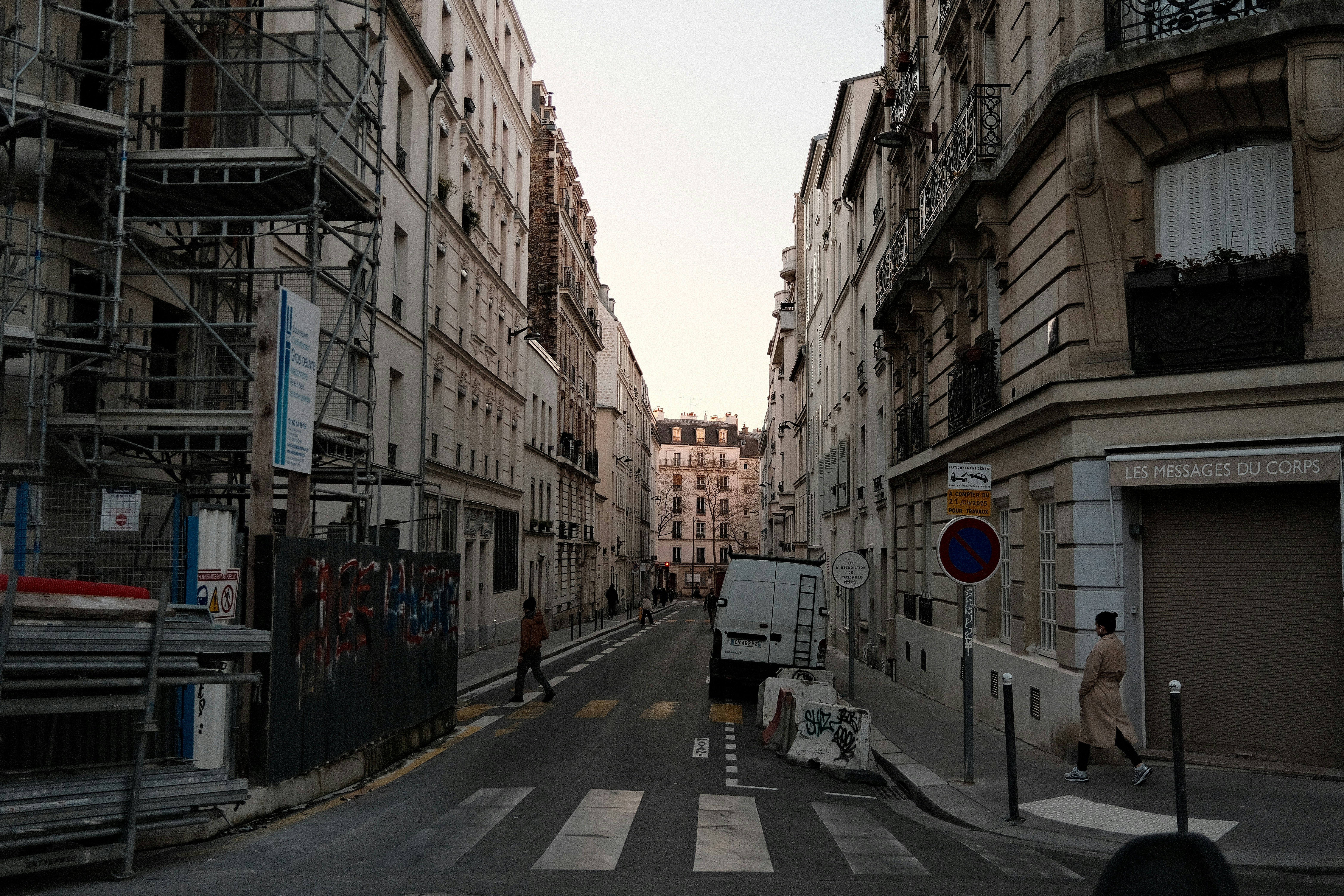 Rue parisienne étroite avec bâtiments et piétons