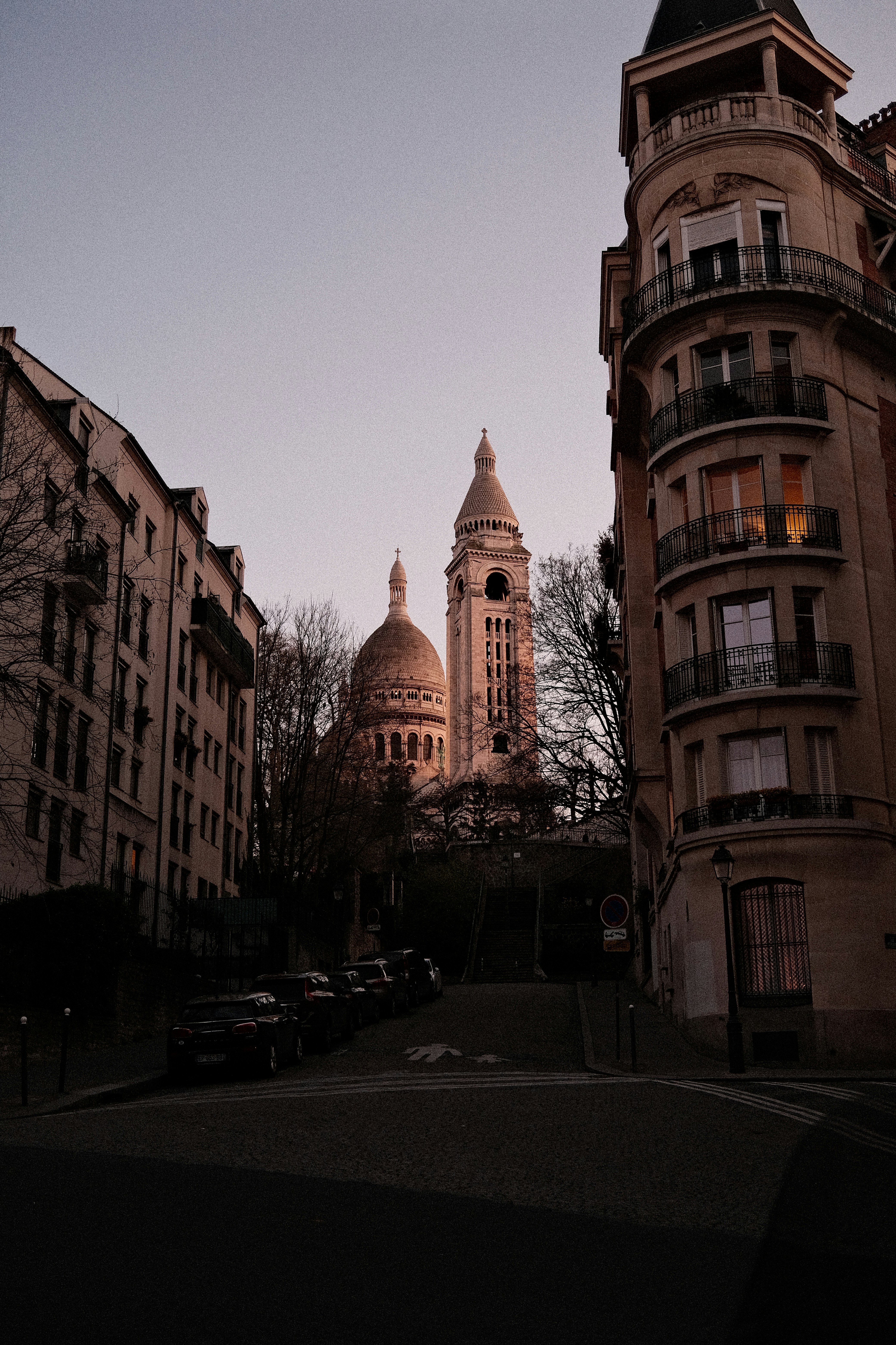 Basilique du Sacré-Cœur vue depuis une rue parisienne.