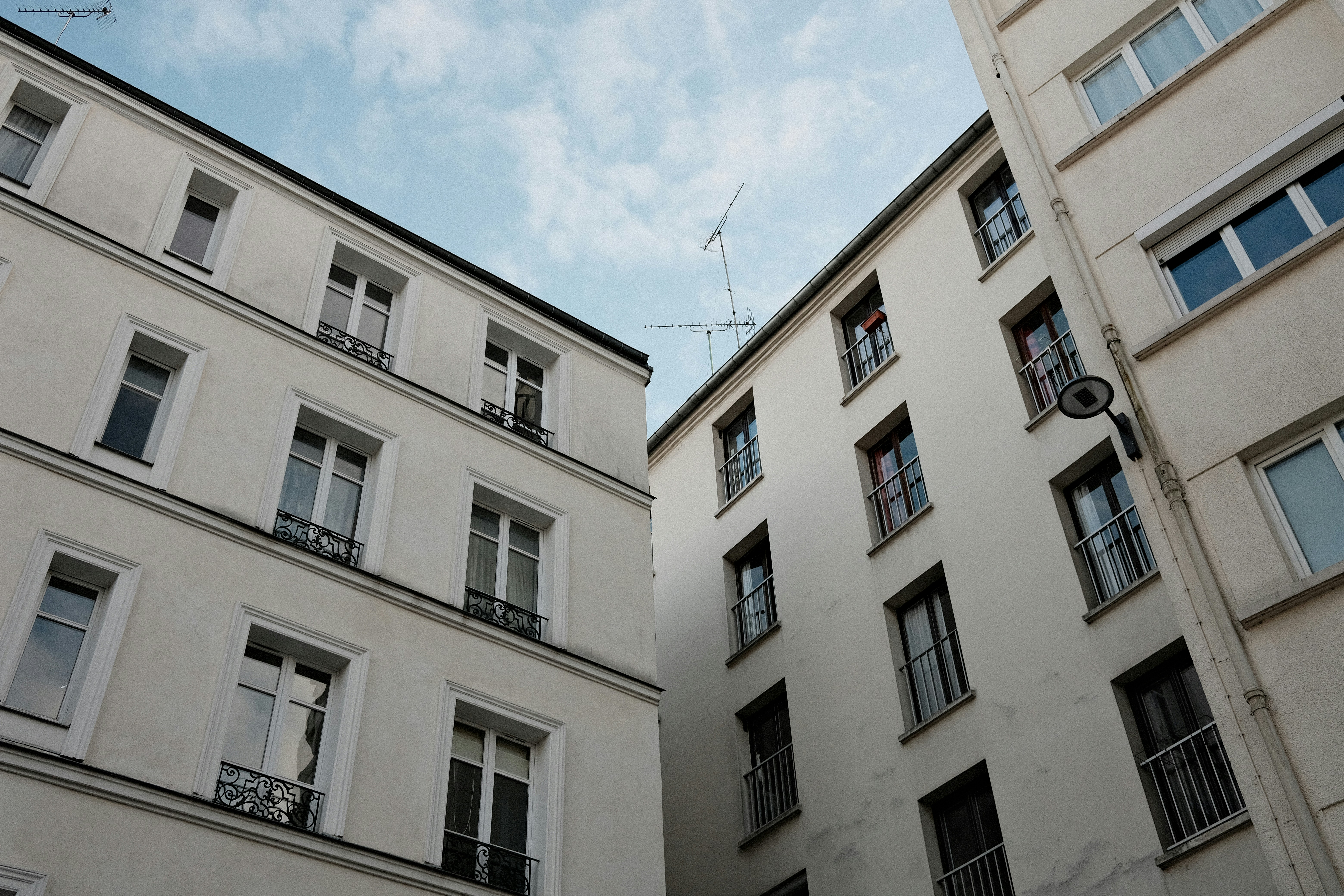 Des bâtiments blancs contre un ciel nuageux