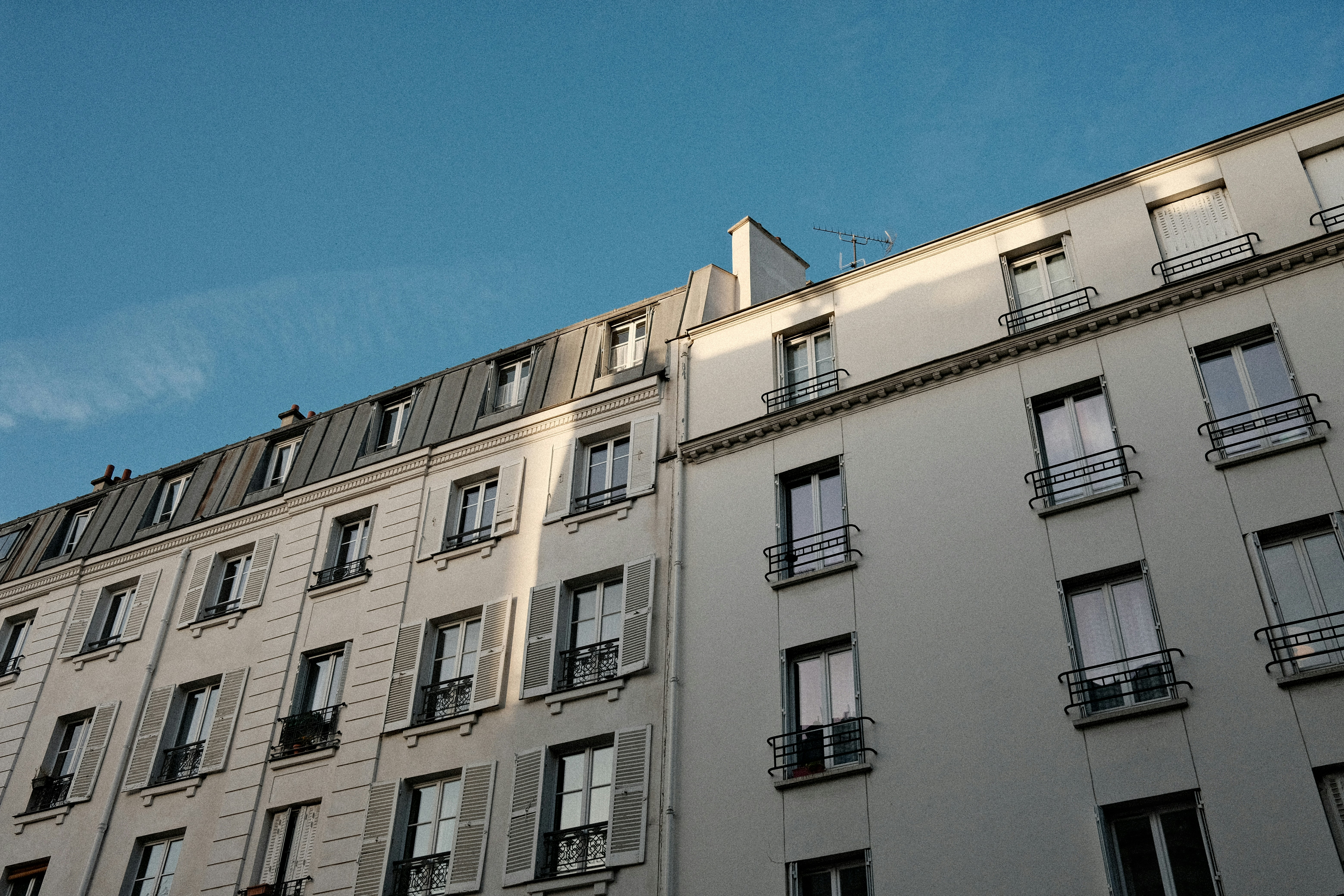 Deux immeubles sous un ciel bleu clair