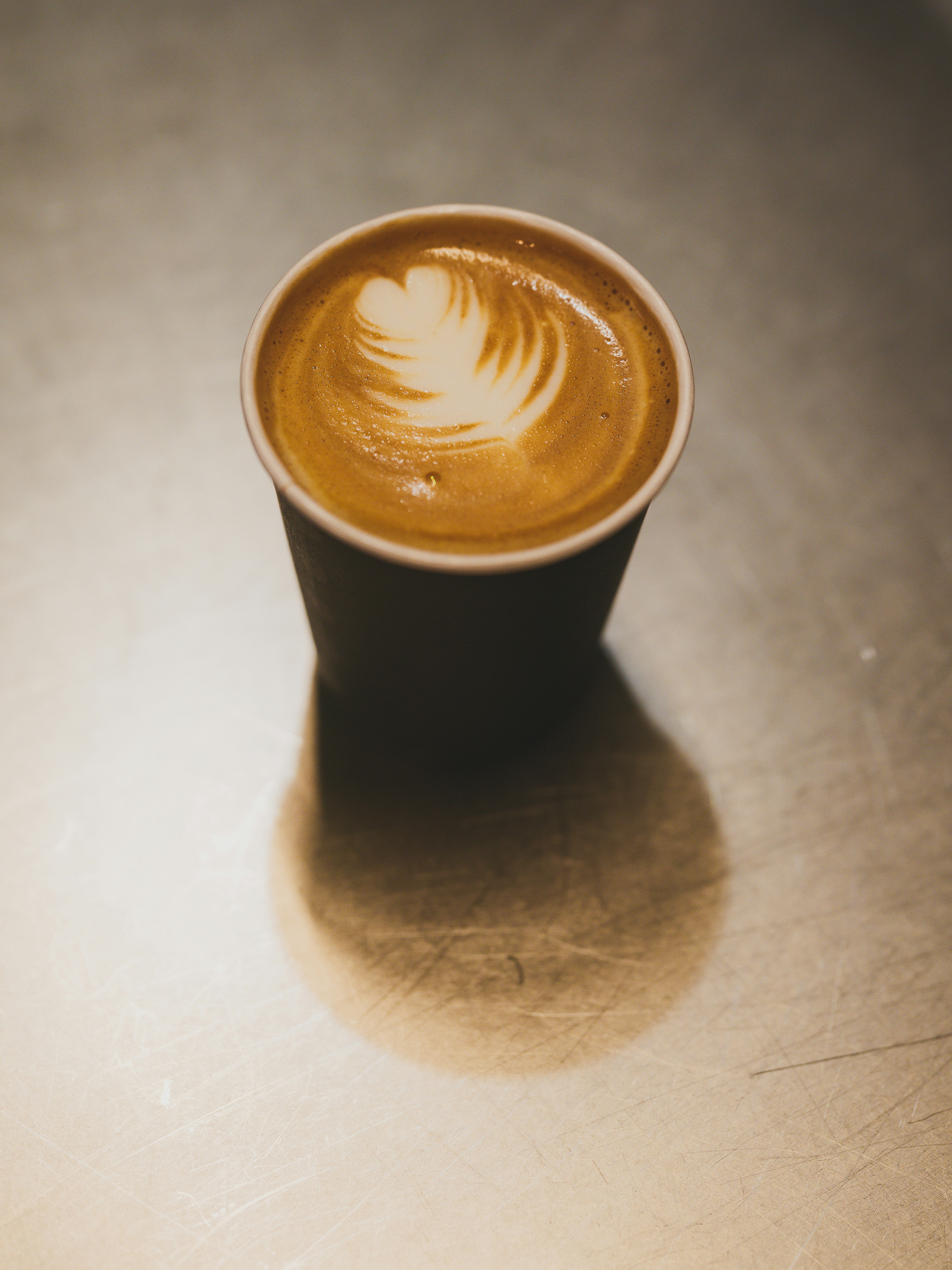 Eine Tasse Kaffee mit Latte Art