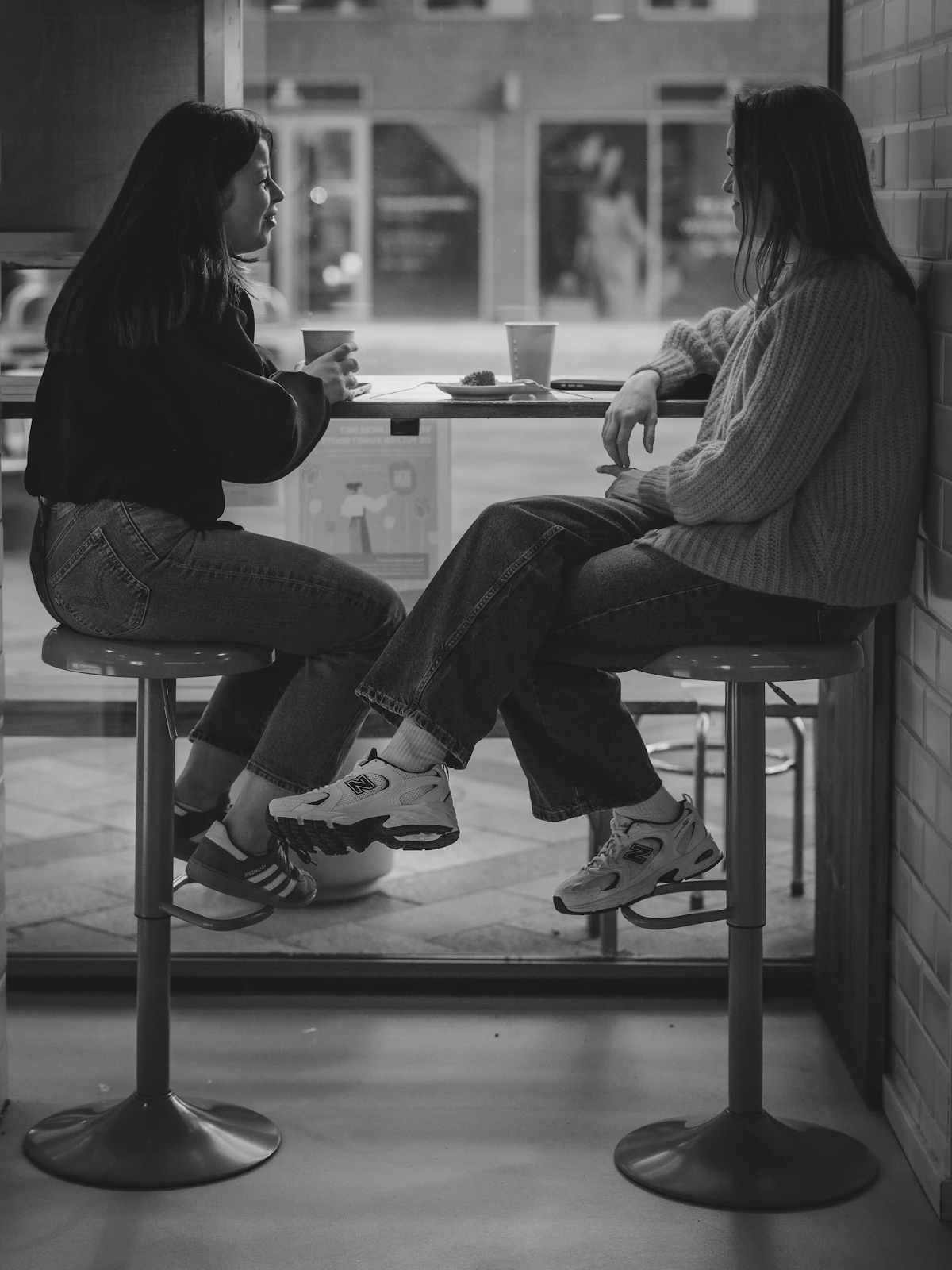 Zwei Frauen unterhalten sich in einem Café