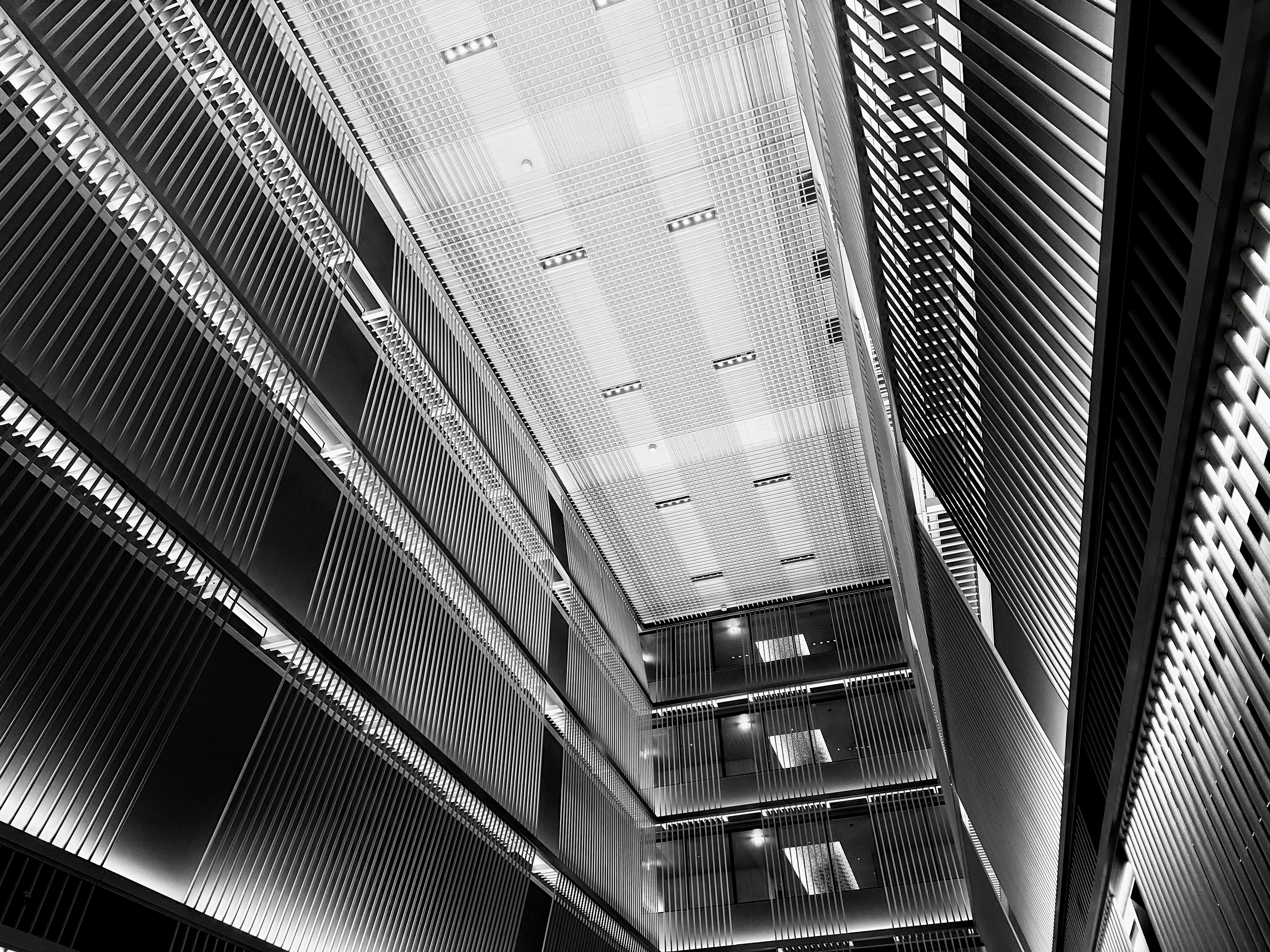 Interno architettonico moderno con vista verso l'atrio