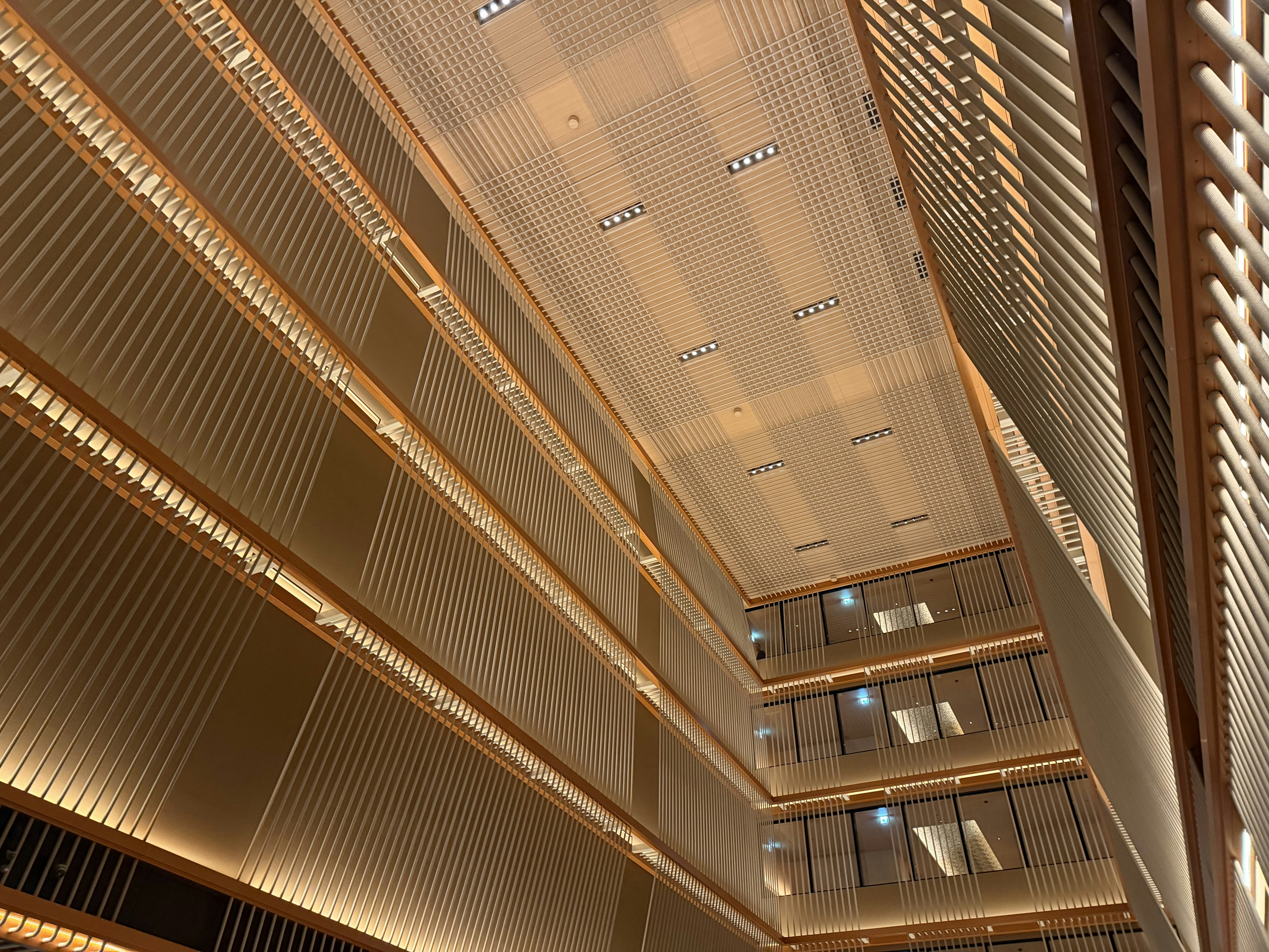 Atrio moderno dell'hotel con illuminazione calda e motivi geometrici