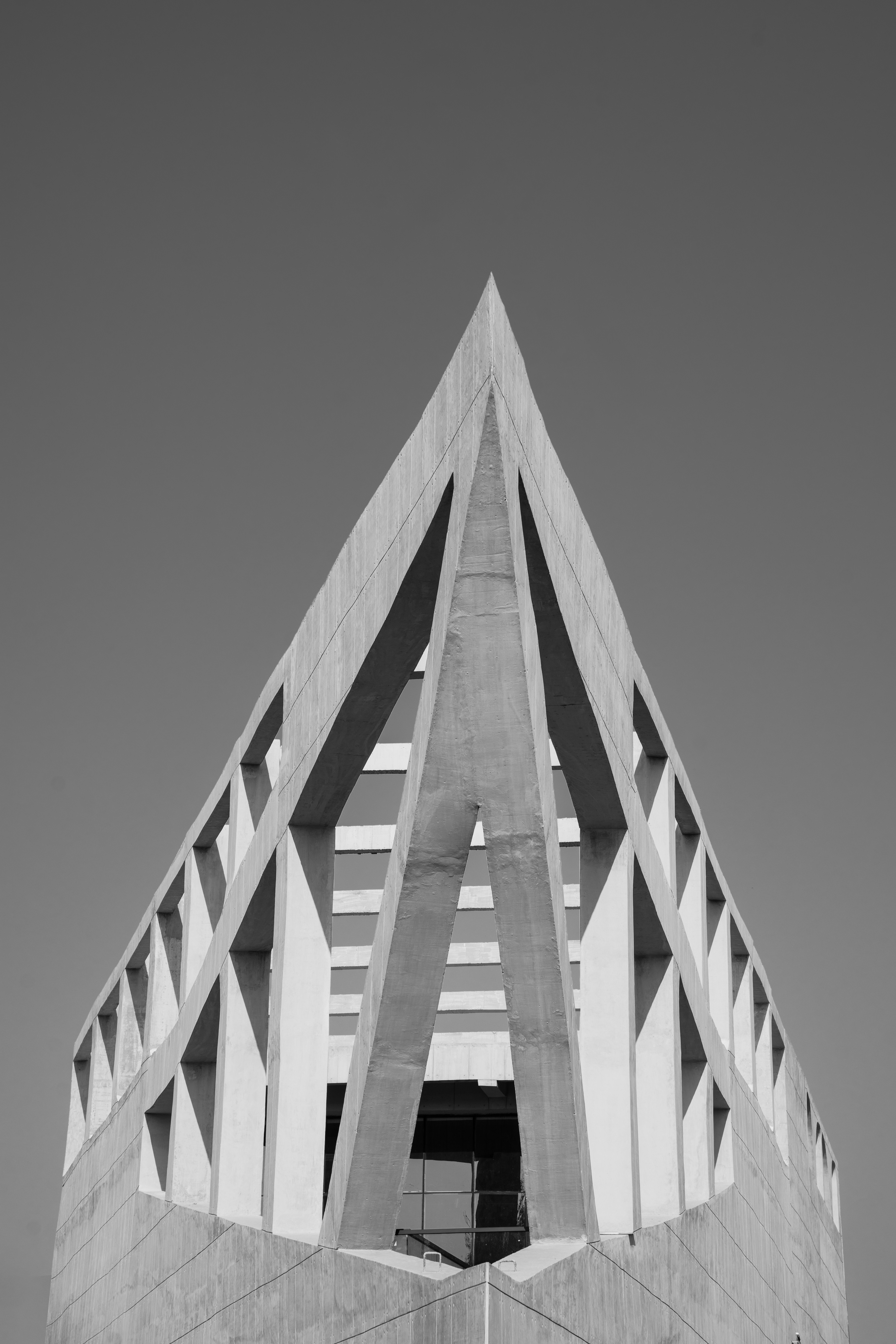 Edifício moderno de concreto com design geométrico contra céu limpo