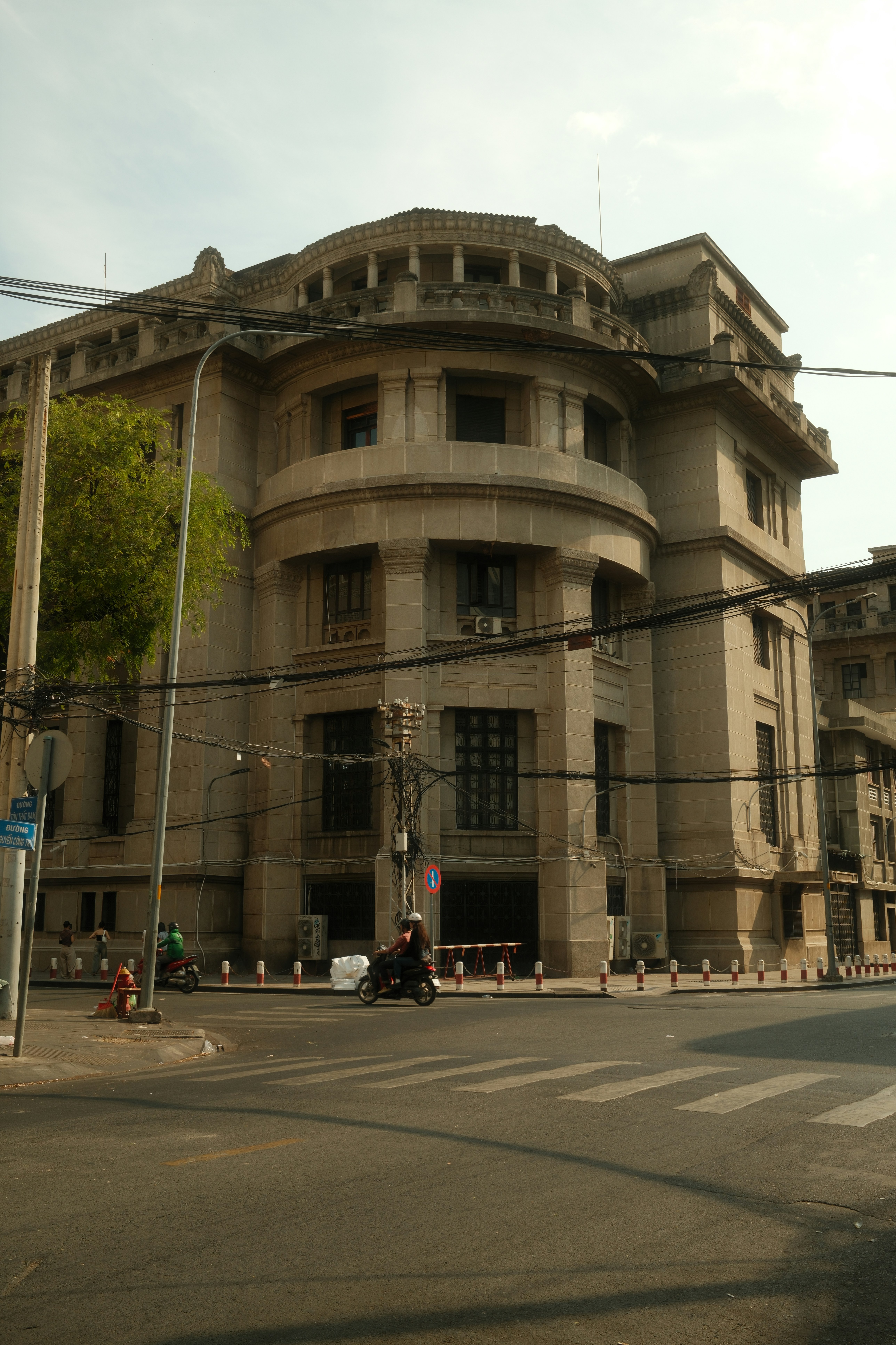Antico edificio in pietra con facciata circolare ornata
