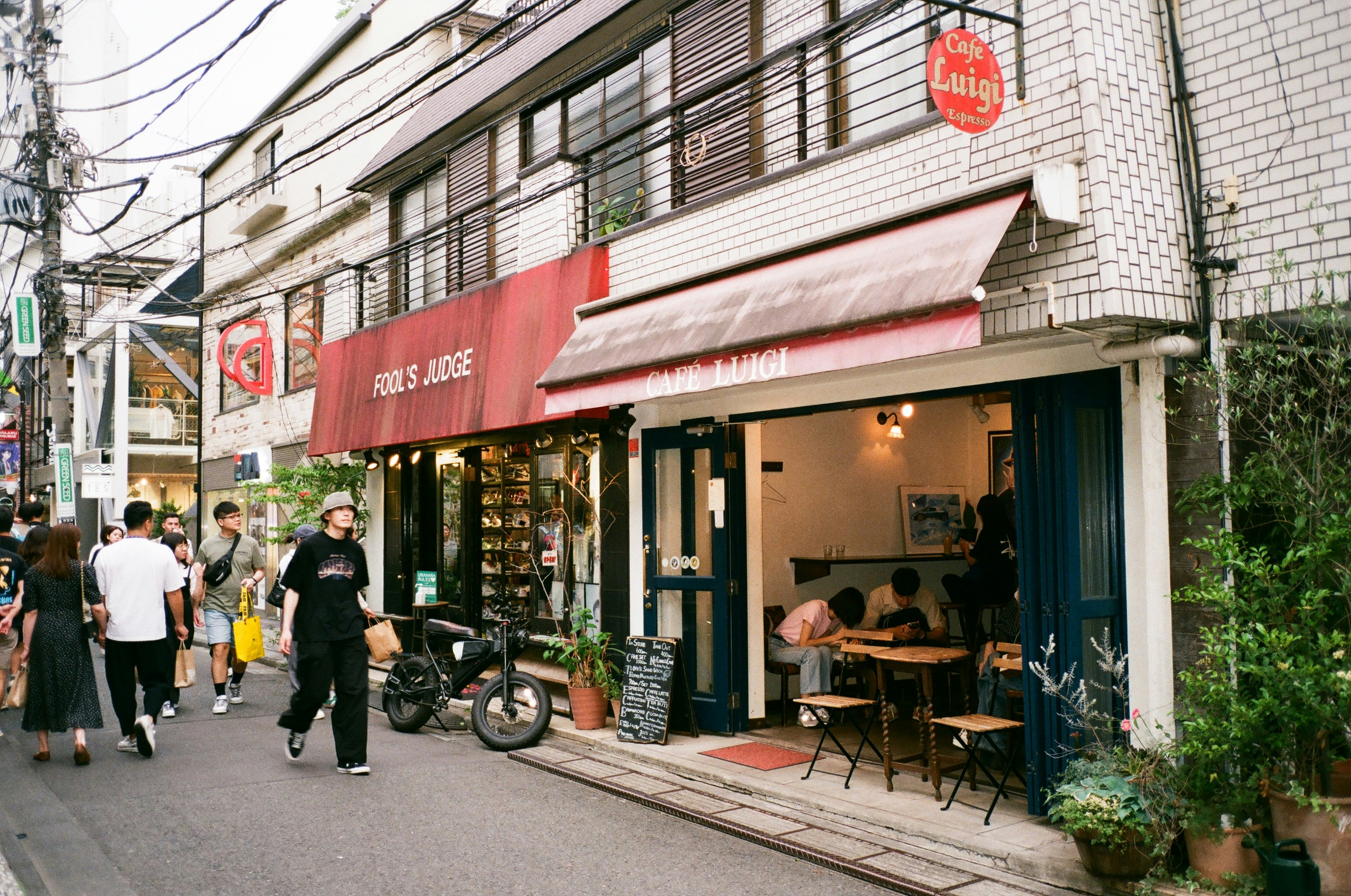 清澄白河のベーカリーで焼きたてのパンとコーヒーが並ぶ風景