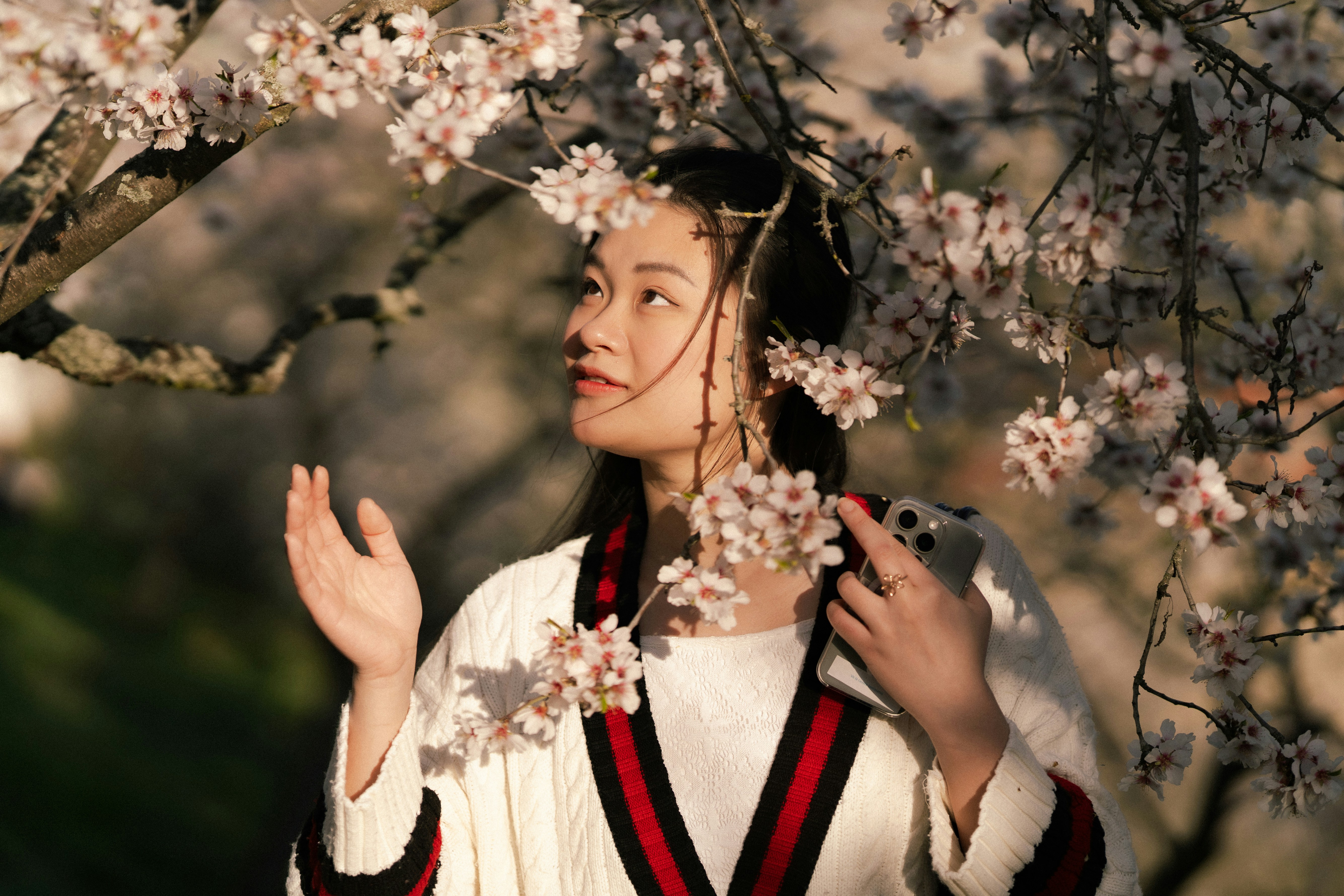 Wanita dengan sweter putih dengan bunga sakura