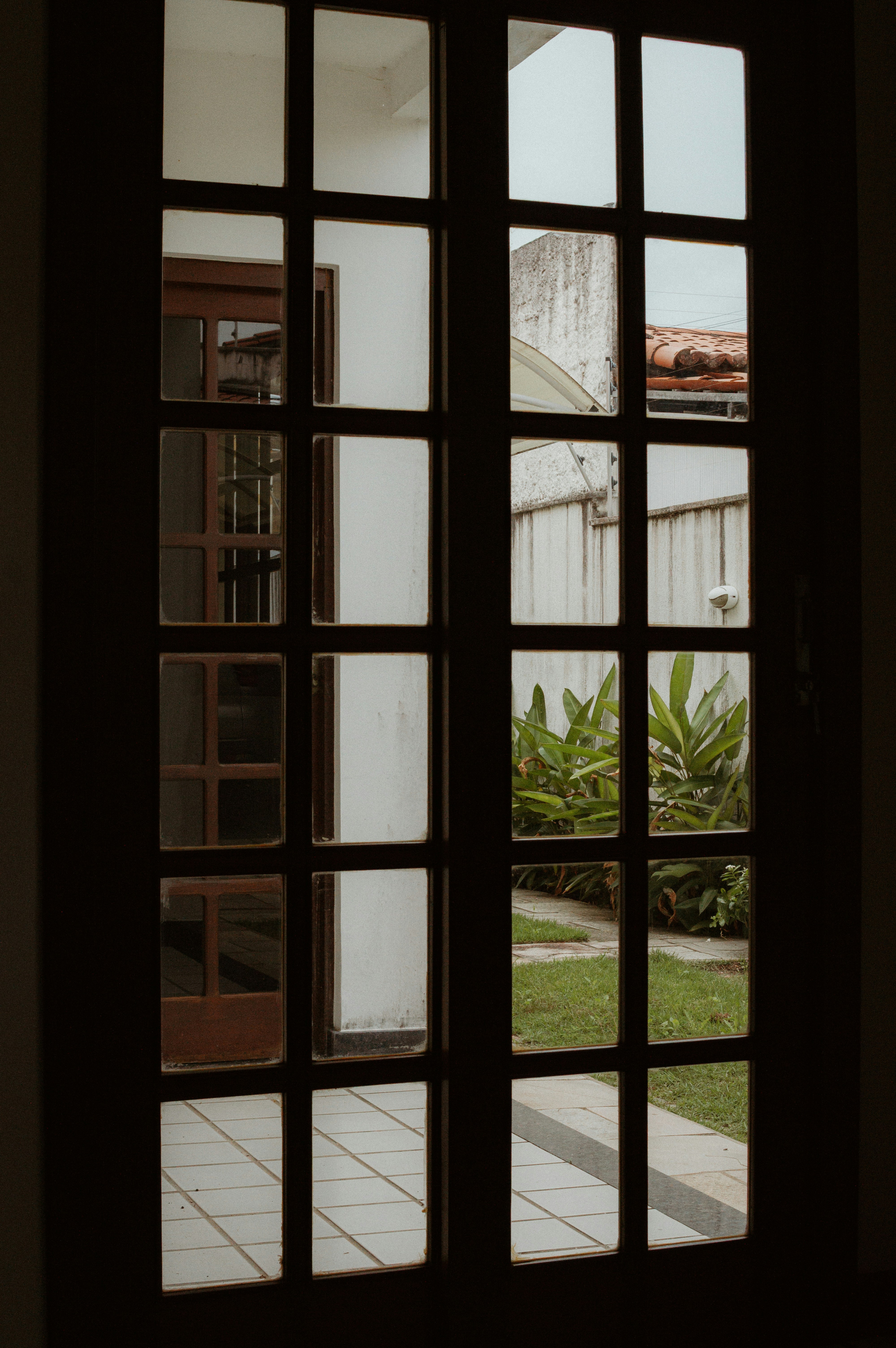Vista através de uma porta de vidro com painéis para um jardim