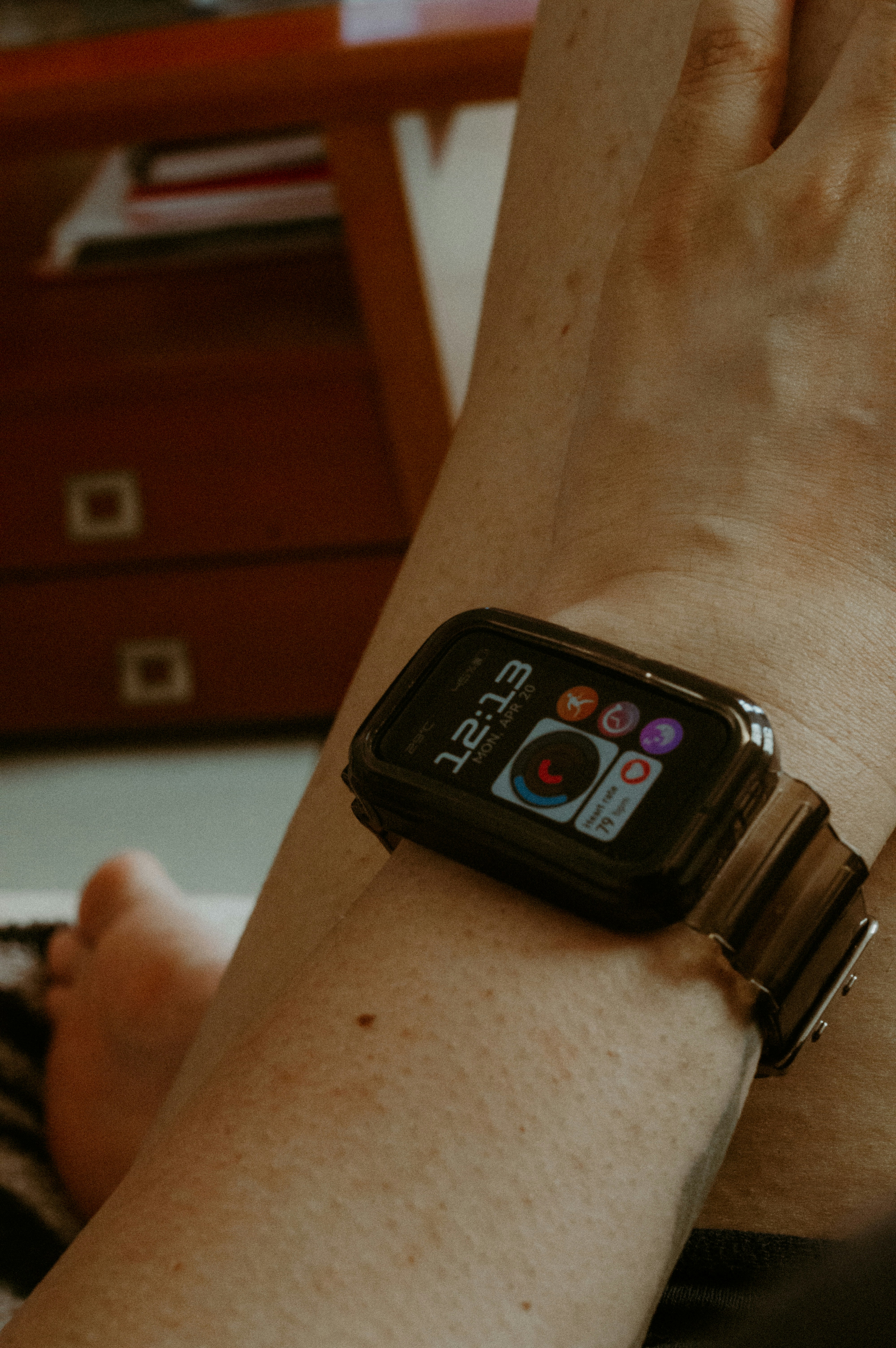 Pessoa usando um smartwatch com vários ícones de aplicativo.