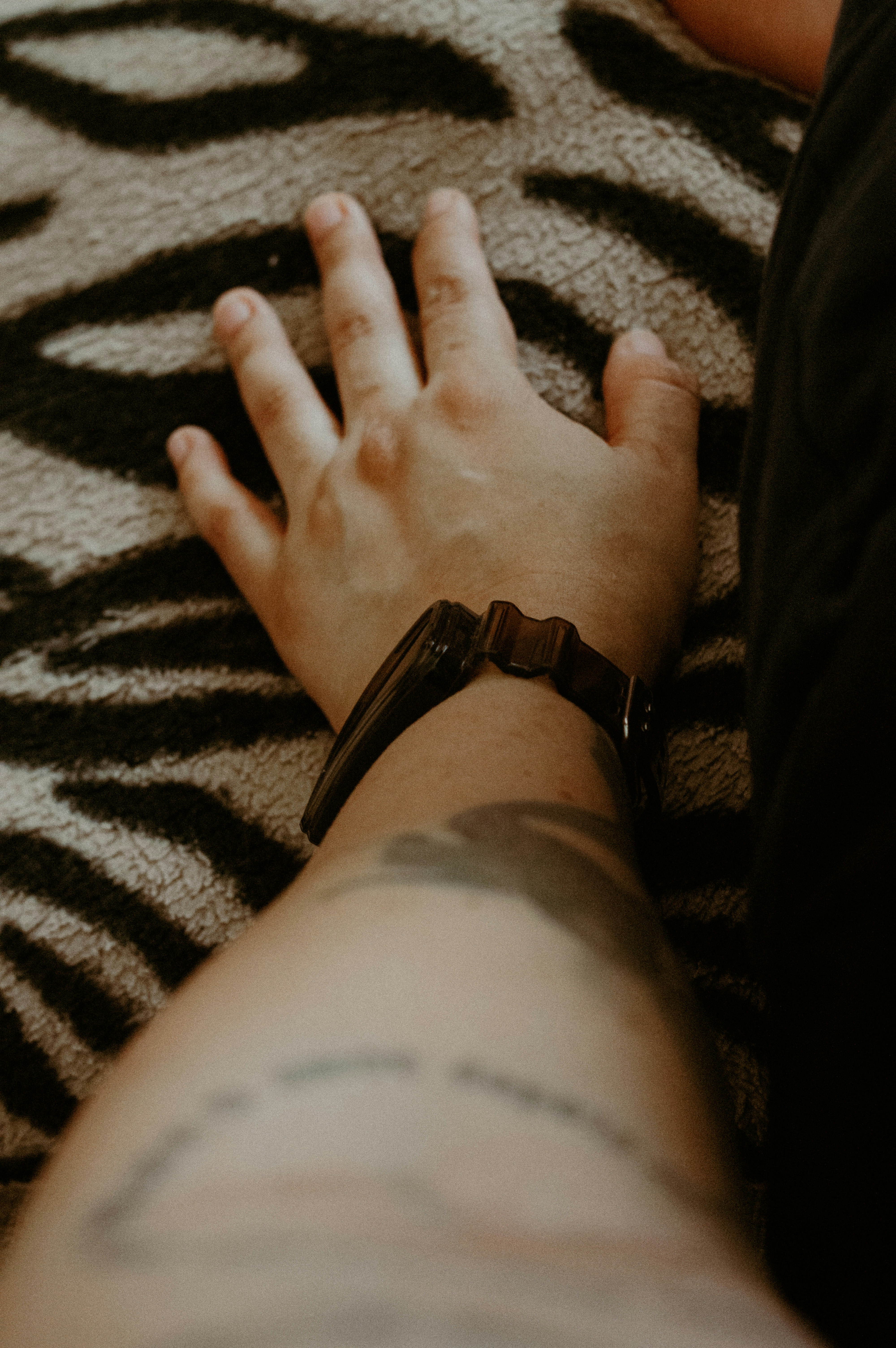 Close de um braço tatuado com um relógio.