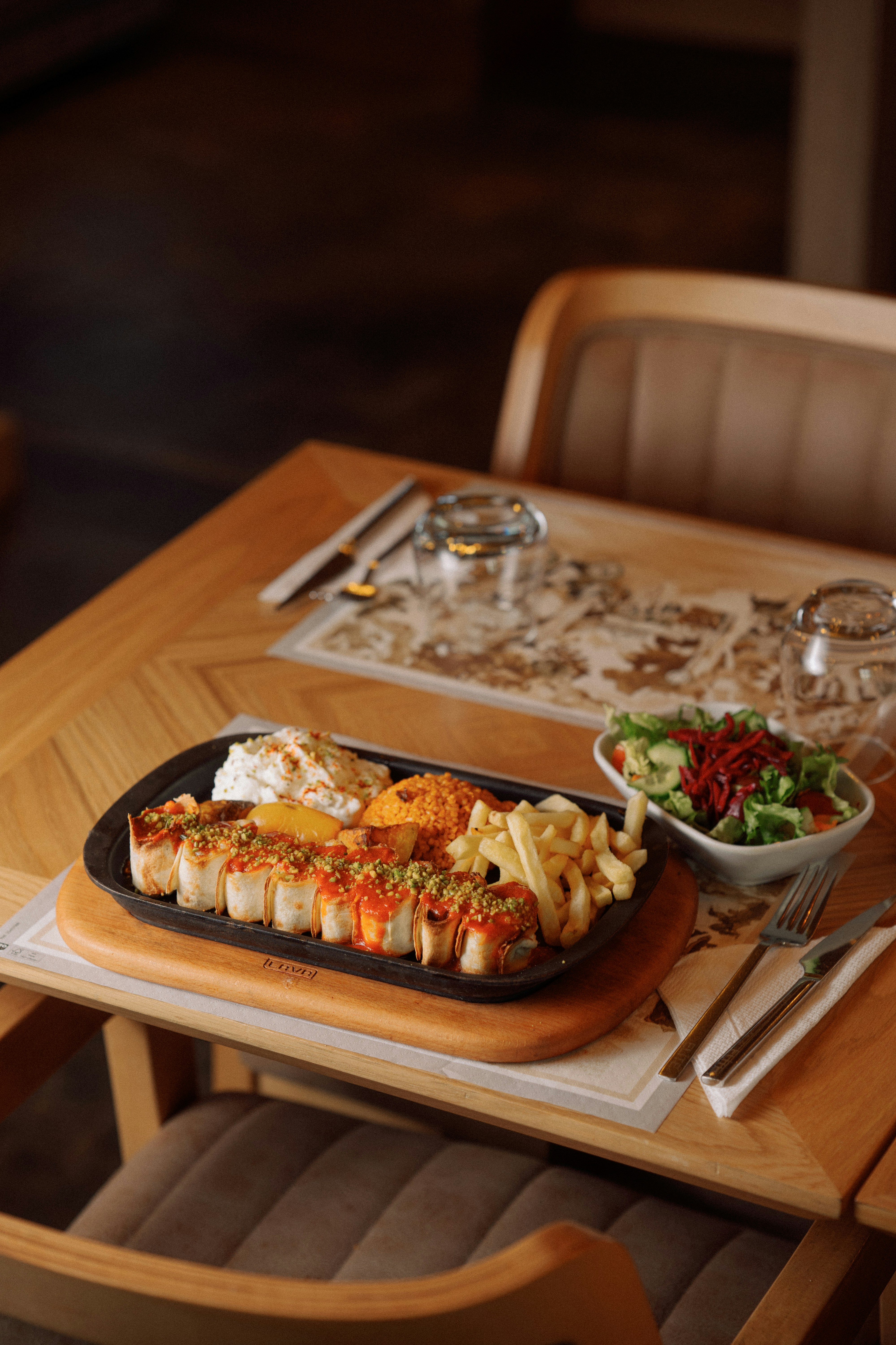 Un repas délicieux avec de la viande roulée, des frites et une salade.