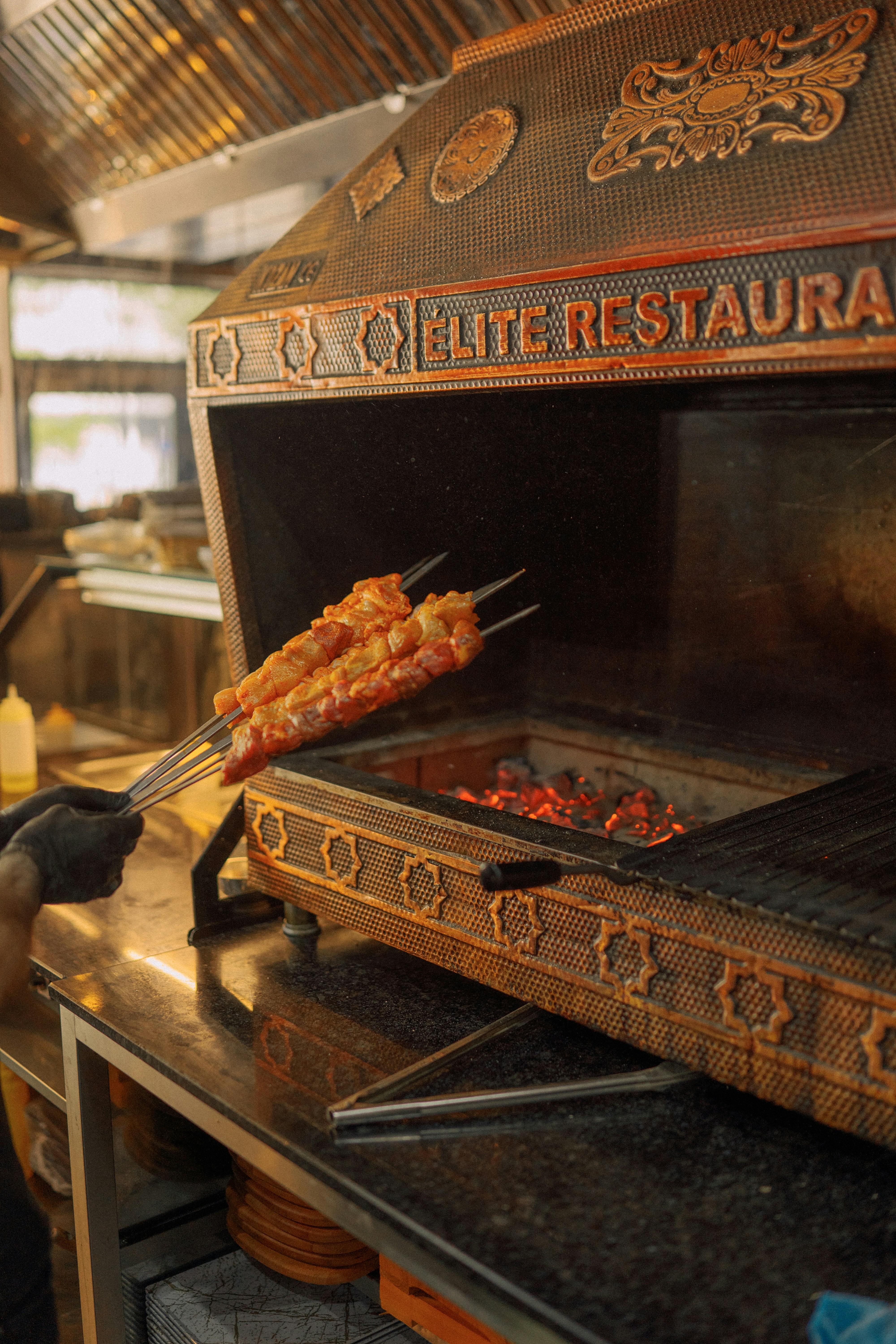 Des brochettes de viande grillées sur des braises chaudes.